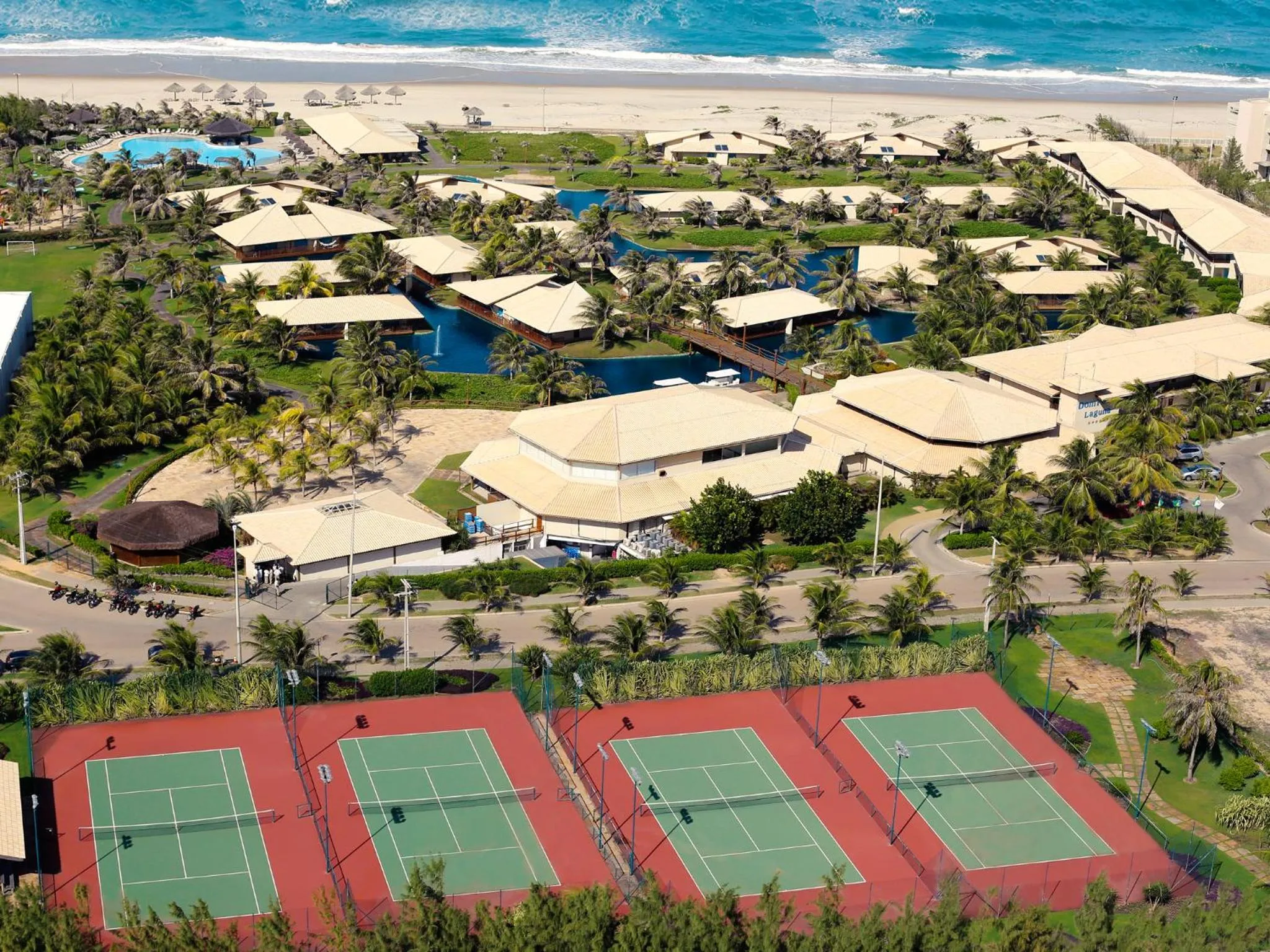 Tennis court in Dom Pedro Laguna Beach Resort & Golf by WAM Experience