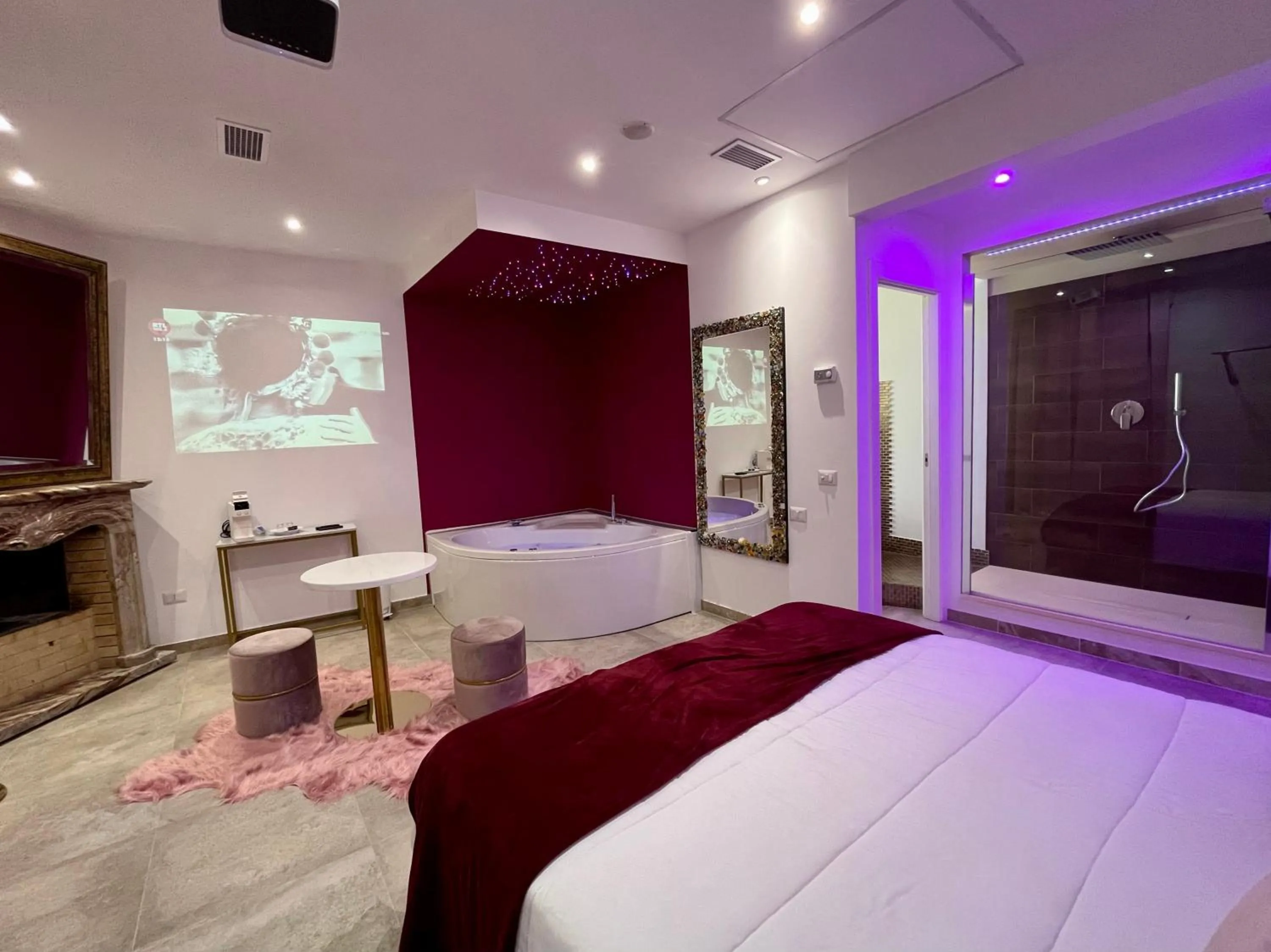 Shower, Bed in Relais Viesti B&B