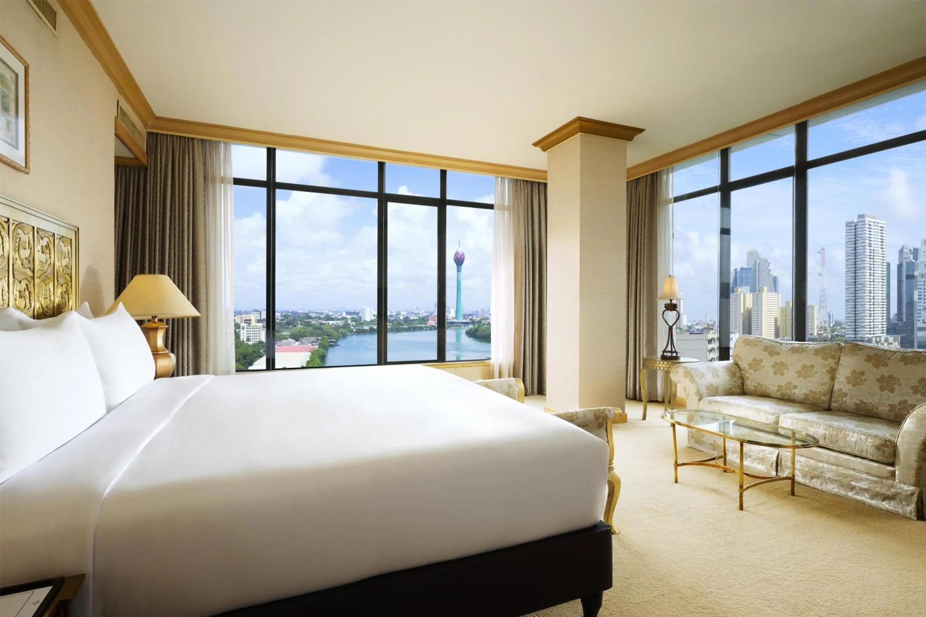 Living room, Bed in Hilton Colombo Hotel