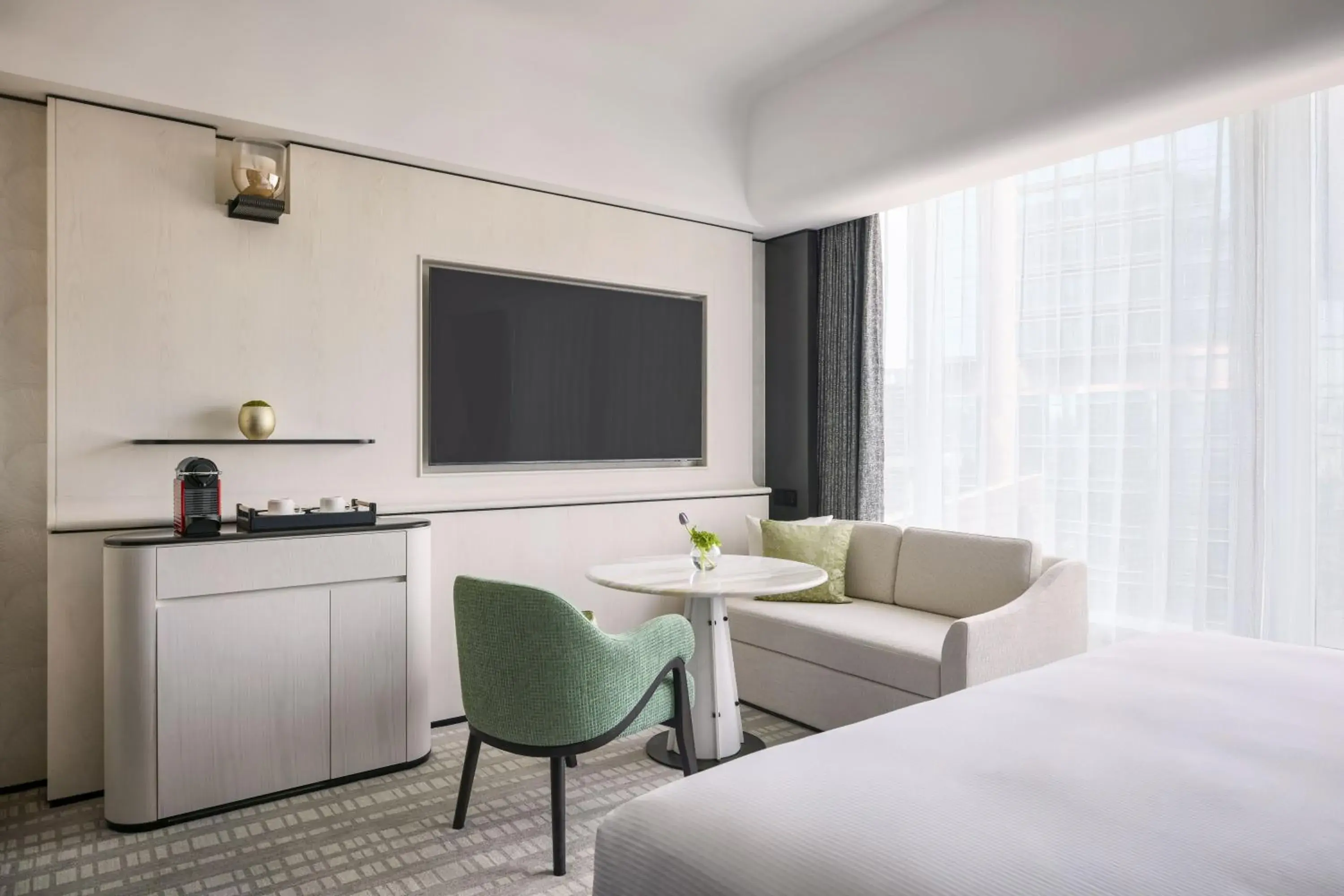 King Guest Room in Hilton Shanghai City Center -Steps from iconic landmarks Wukang Mansion and Jing'an Temple King Guest Room in Hilton Shanghai City Center -Steps from iconic landmarks Wukang Mansion and Jing'an Temple