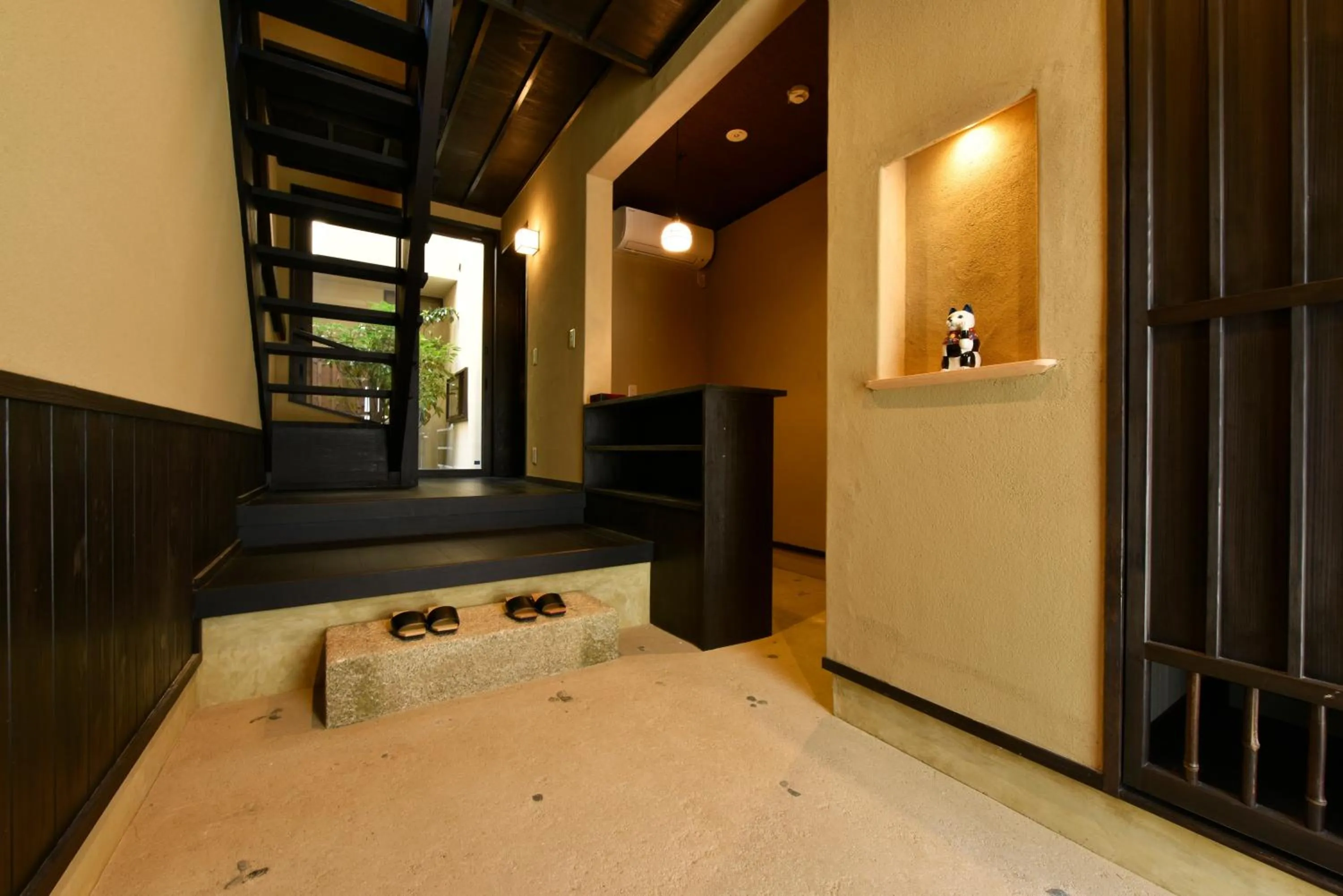 Facade/entrance, Bed in Shibashi Umeyacho