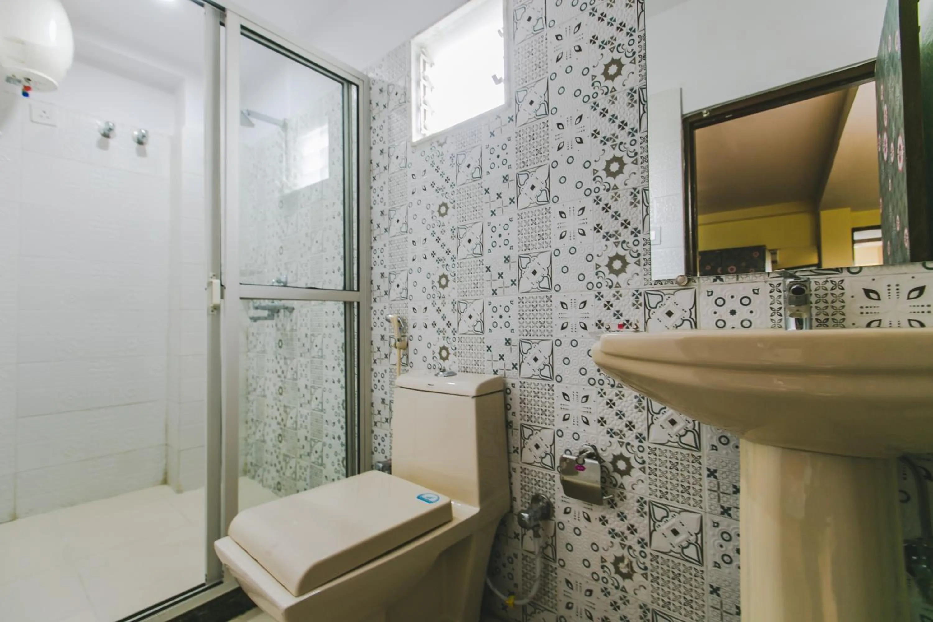 Shower in Hotel Platinum