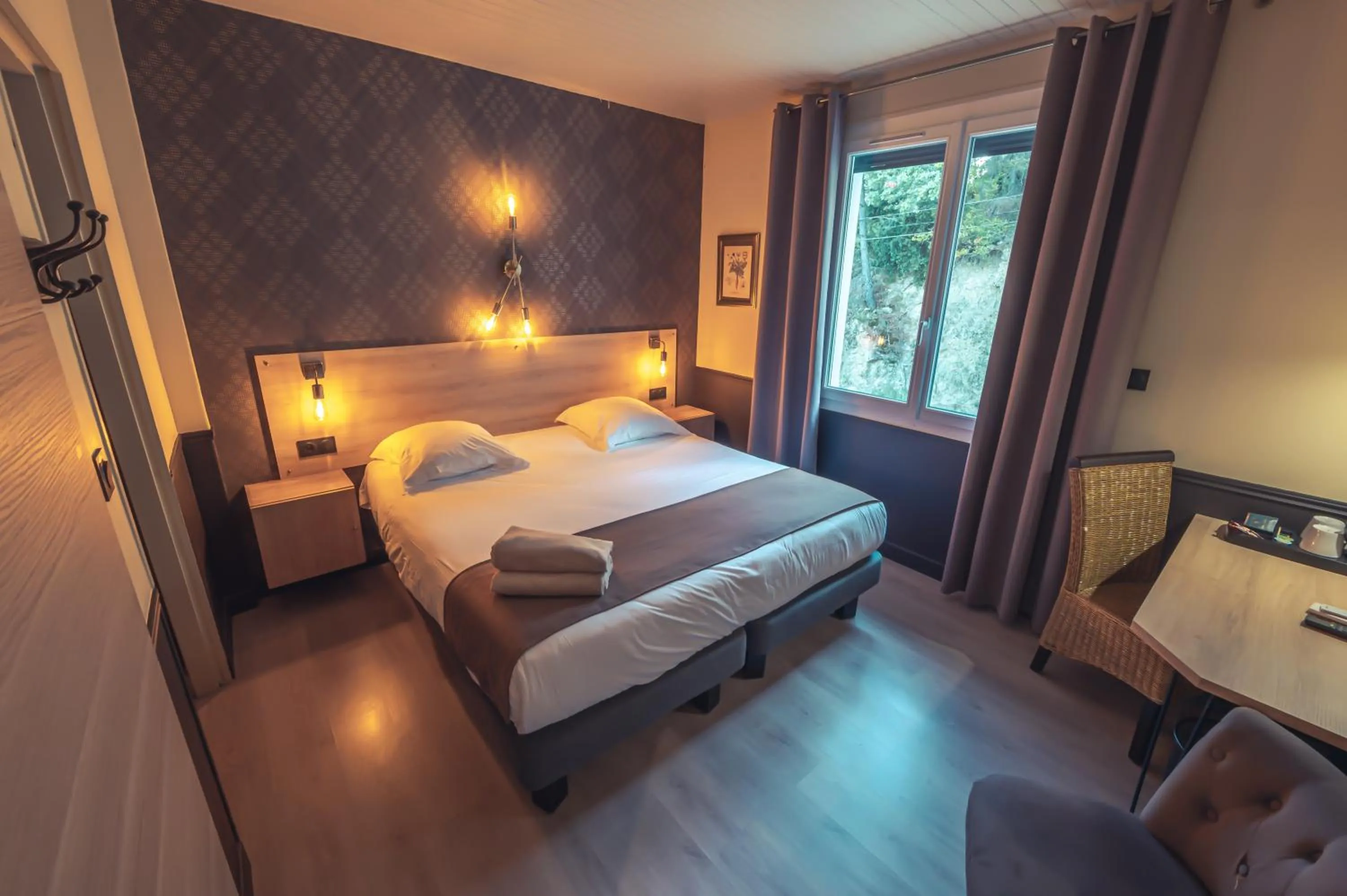 Quiet street view, Bed in Logis Hôtel Restaurant Le Plantevin