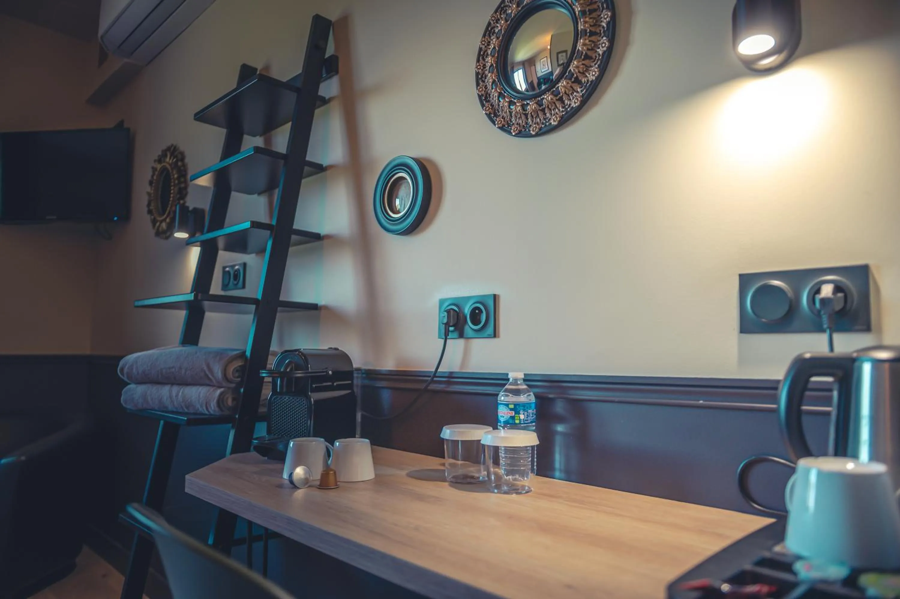 Coffee/tea facilities in Logis Hôtel Restaurant Le Plantevin