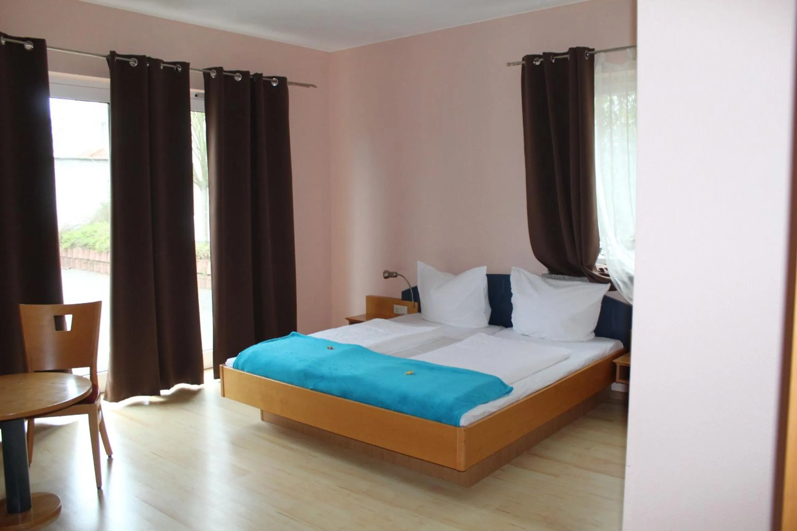 Photo of the whole room, Bed in Heppenheimer Hof Hotel