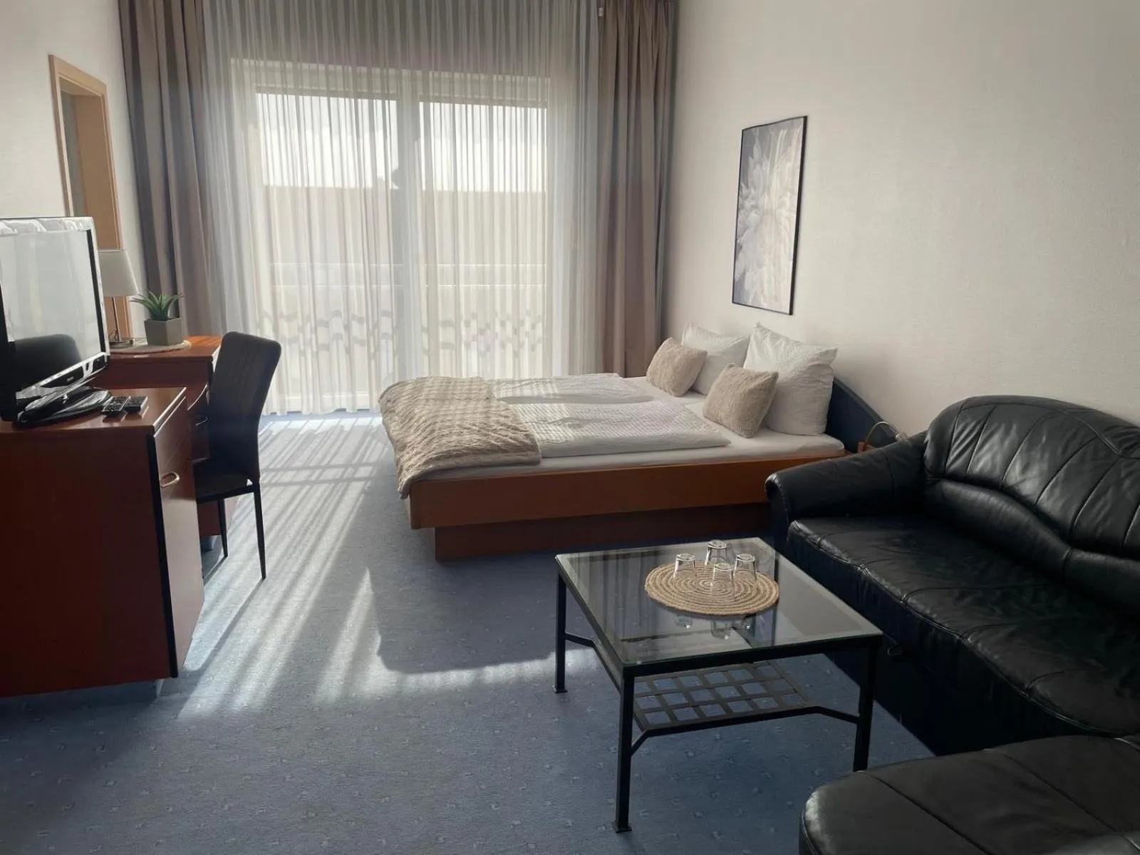 Photo of the whole room, Bed in Heppenheimer Hof Hotel