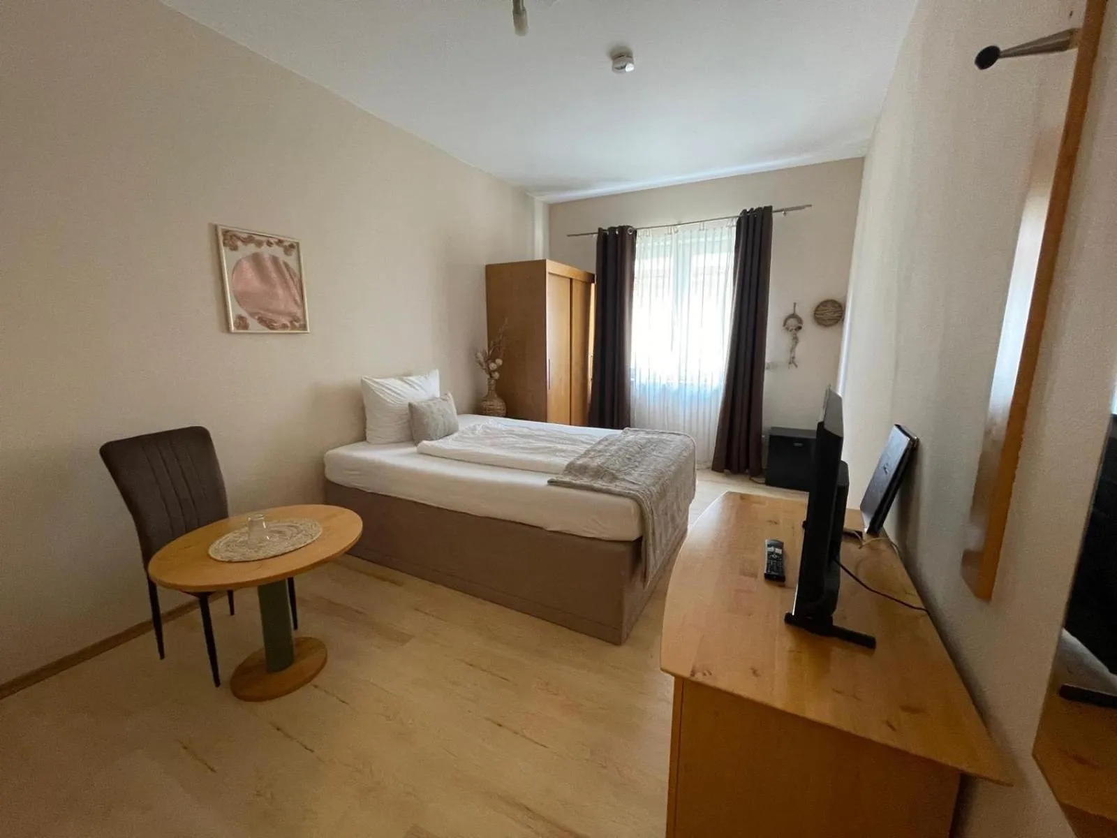 Photo of the whole room, Bed in Heppenheimer Hof Hotel