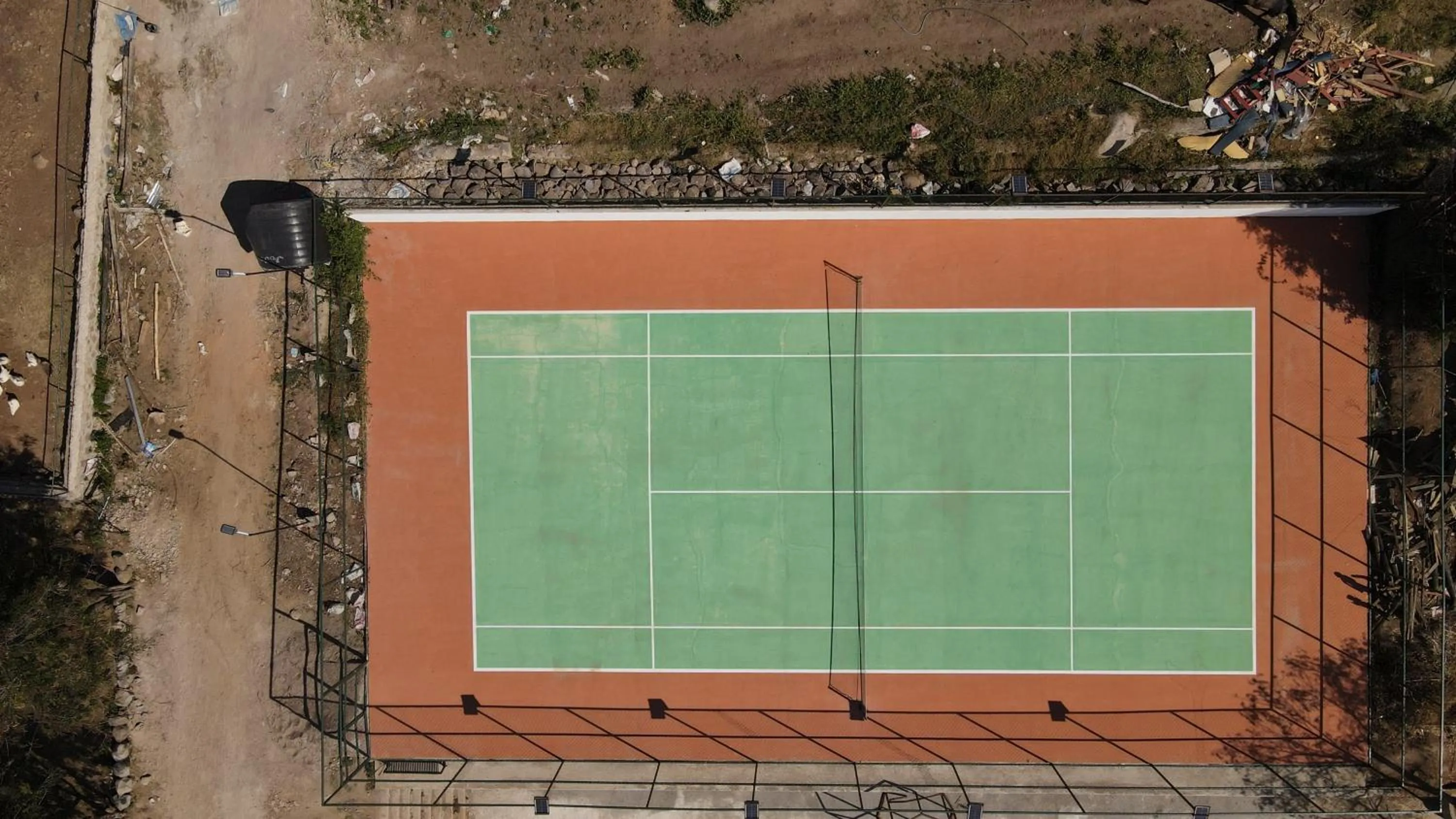 Tennis court in Wag Hill Lodge & Spa