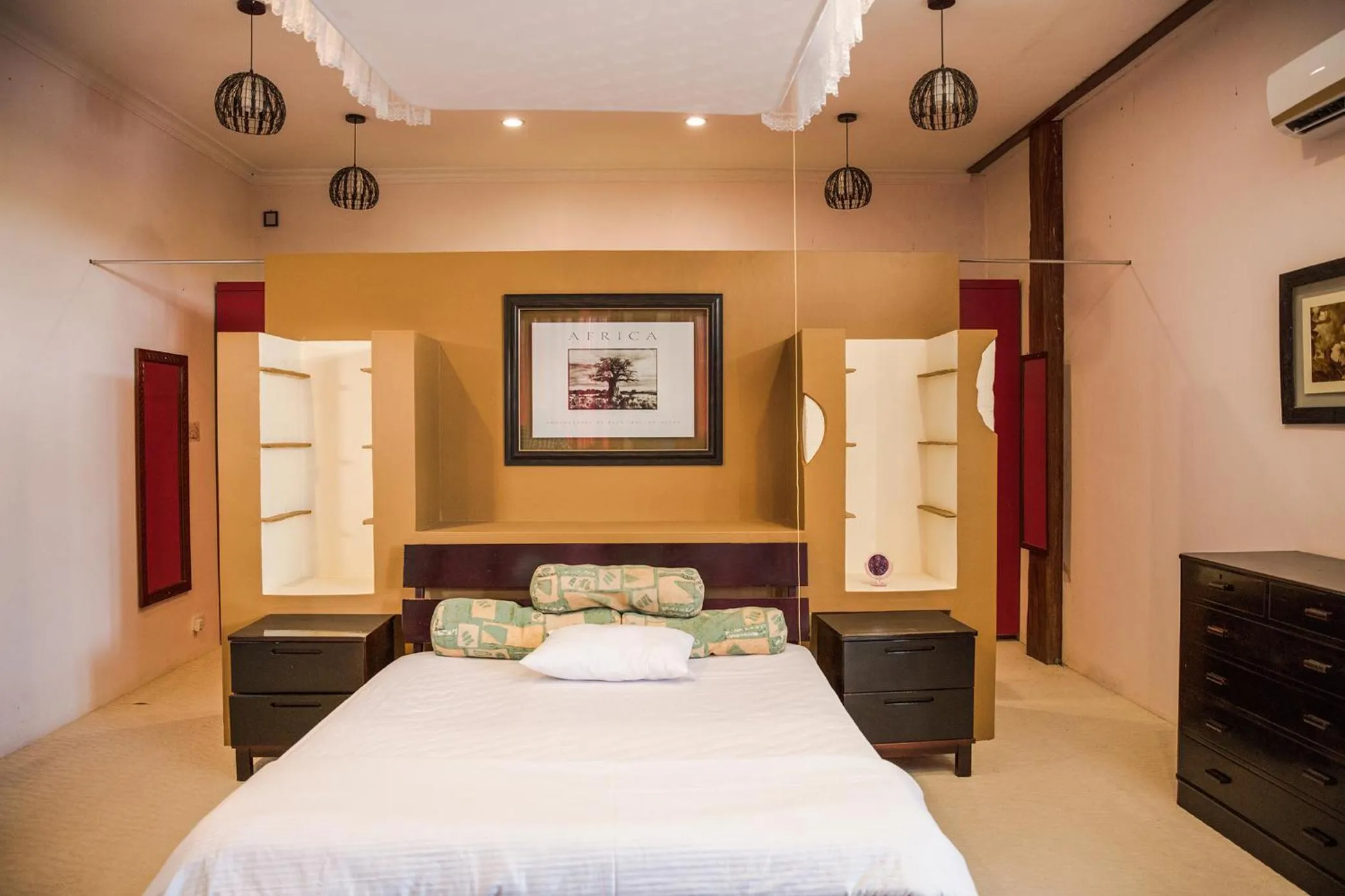 Shower, Bed in Wag Hill Lodge & Spa