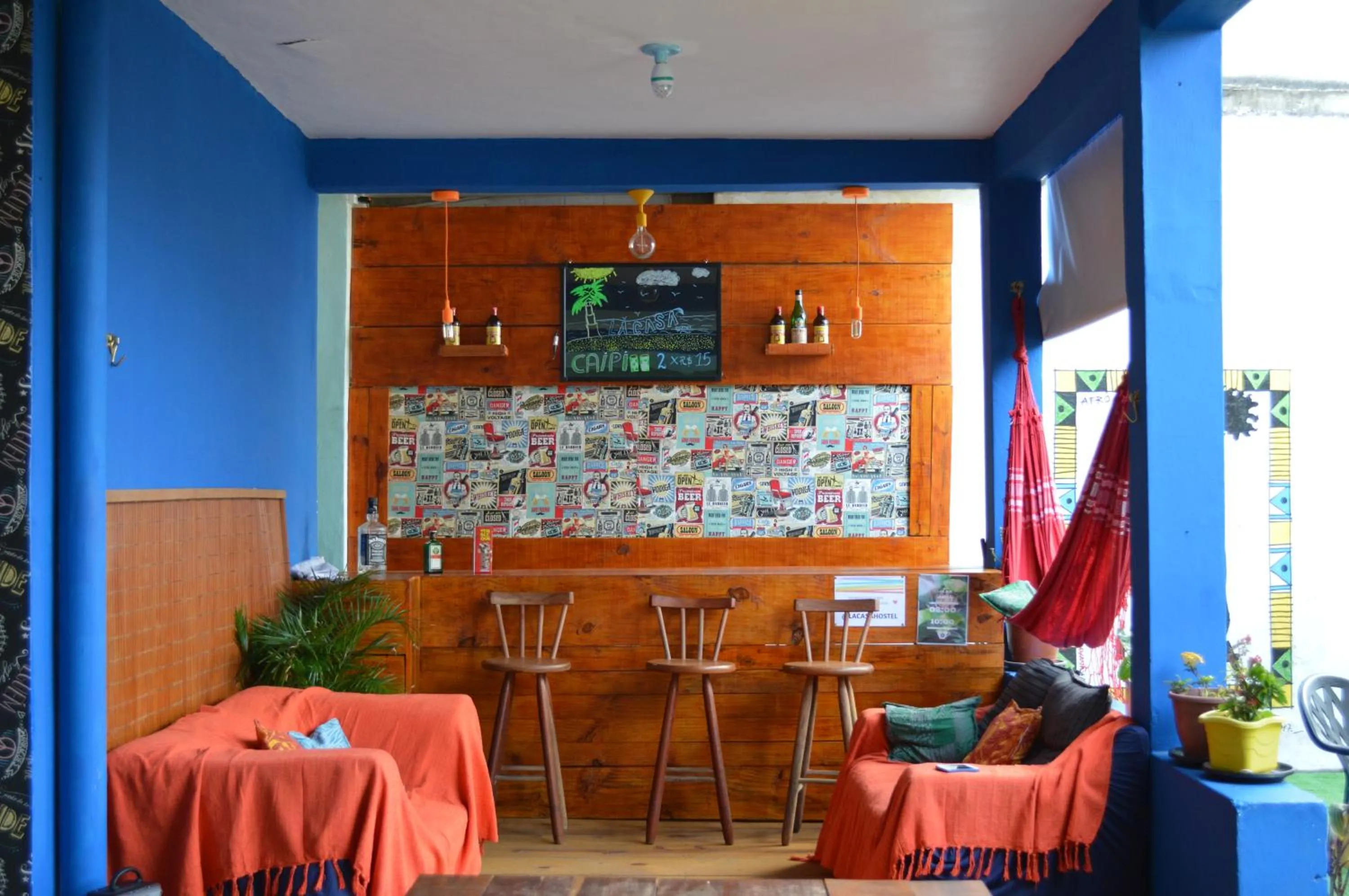 Lounge or bar in La Casa Hostel