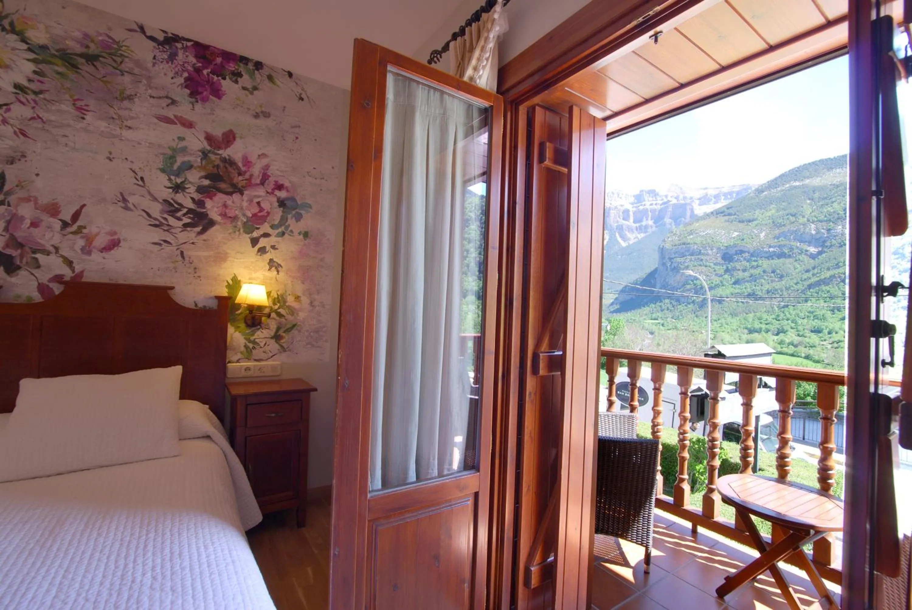 Bed in Hotel Bujaruelo