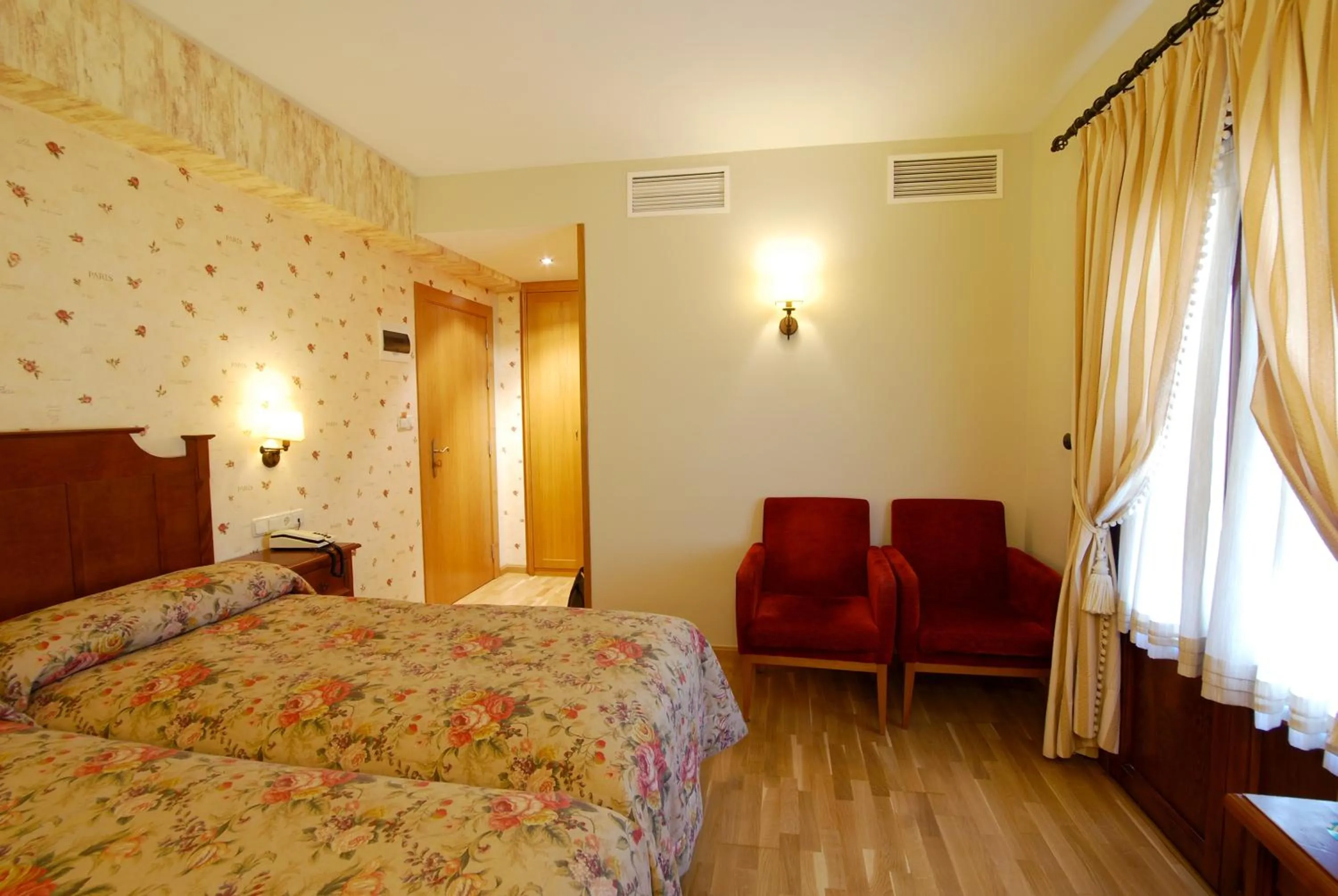 Bed in Hotel Bujaruelo