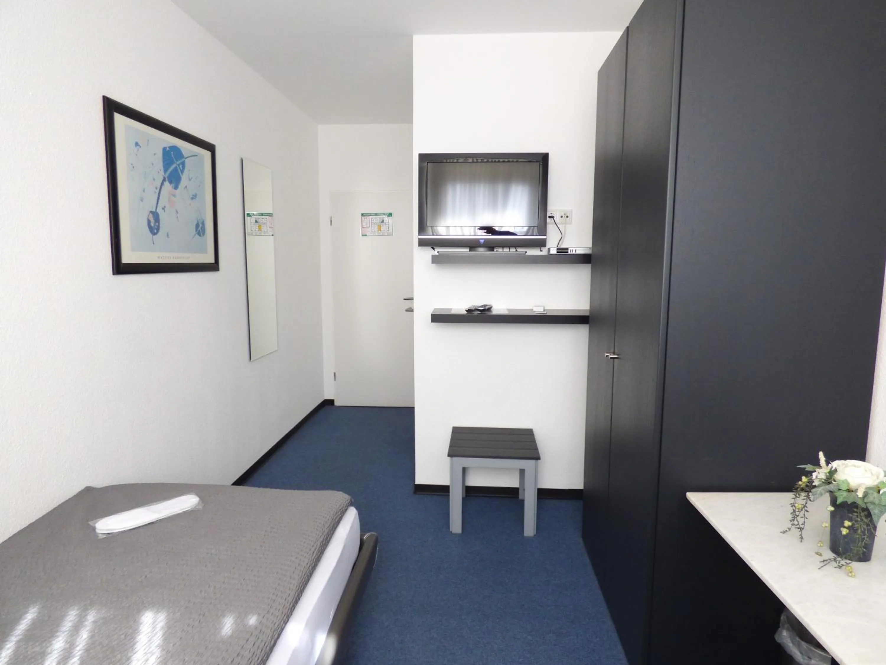 Photo of the whole room, Bed in Hotel Alt Büttgen