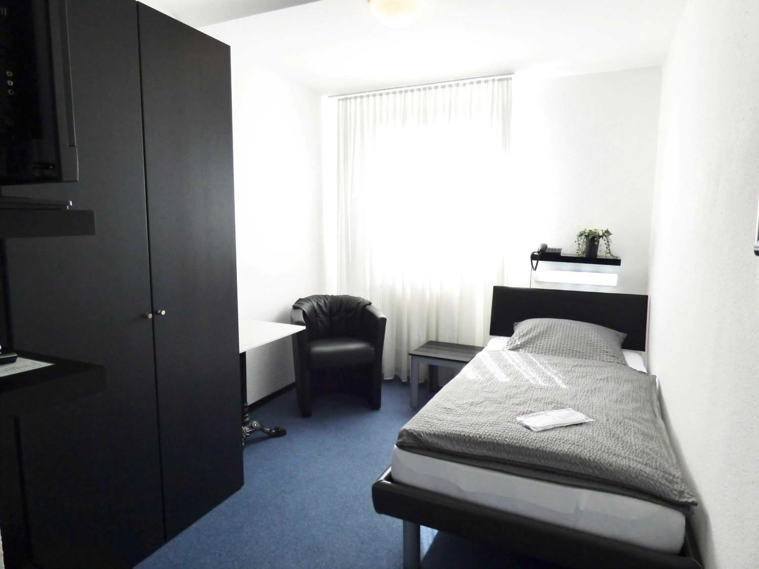 Photo of the whole room, Bed in Hotel Alt Büttgen