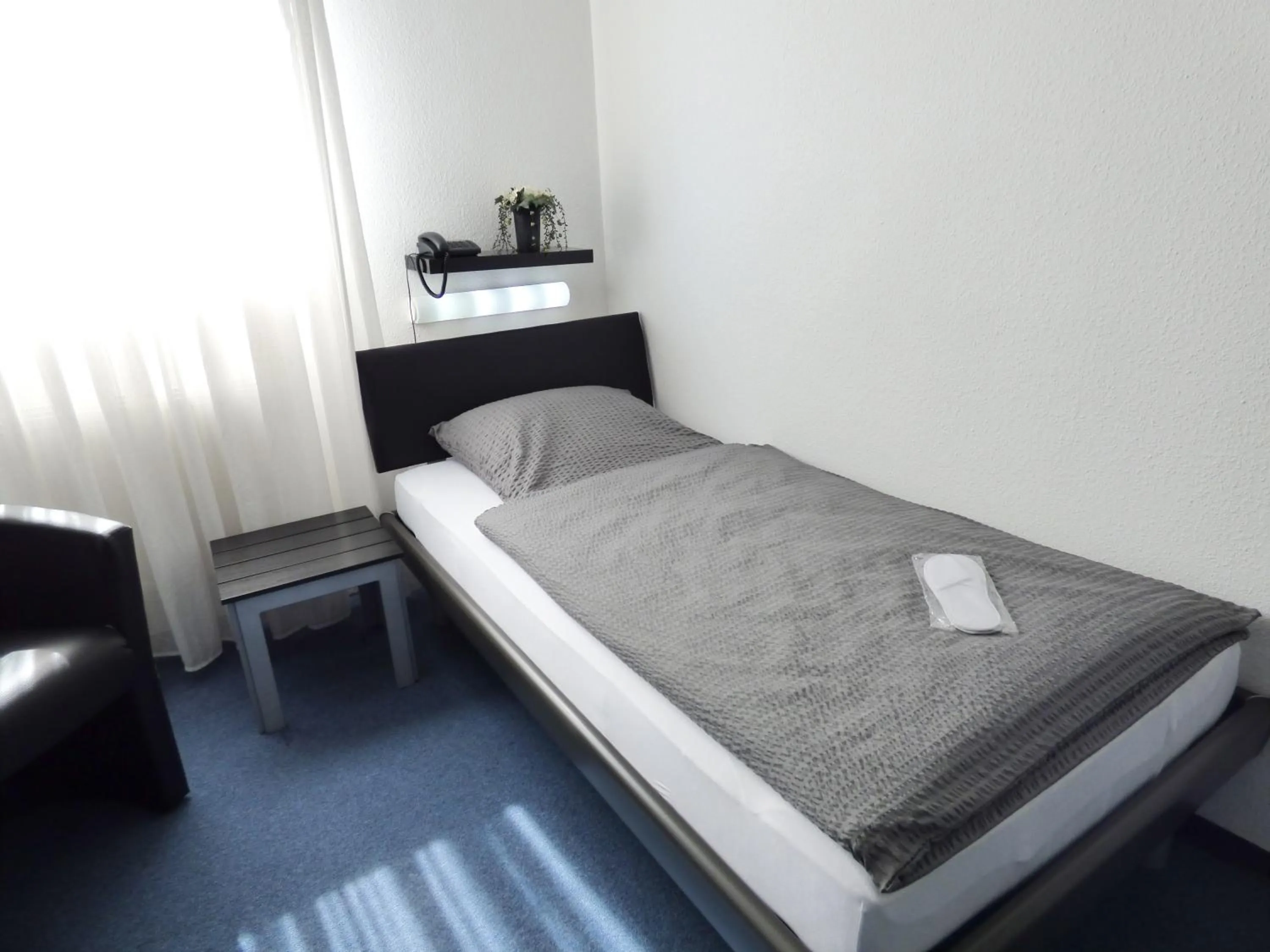 Photo of the whole room, Bed in Hotel Alt Büttgen