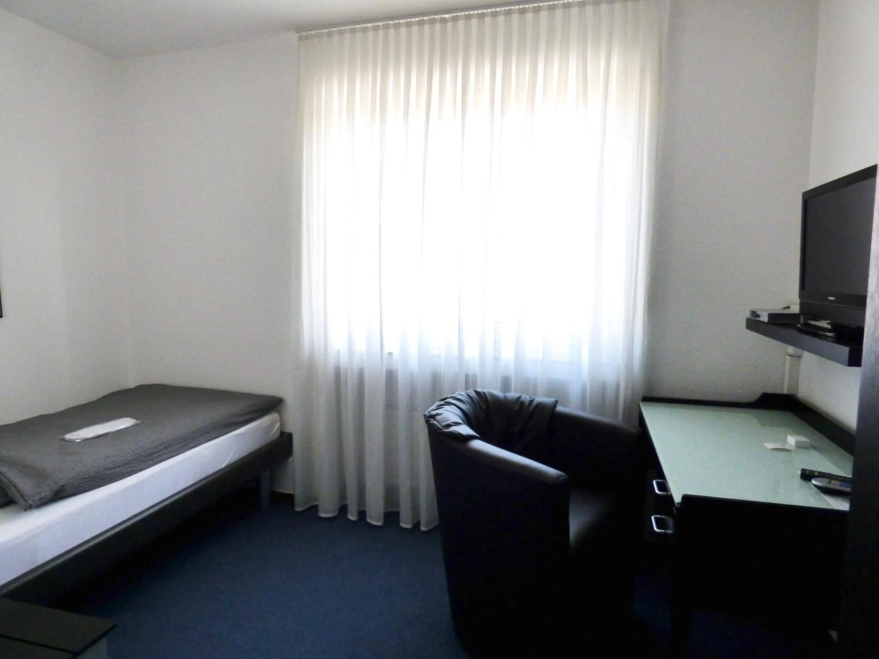 Photo of the whole room, Bed in Hotel Alt Büttgen