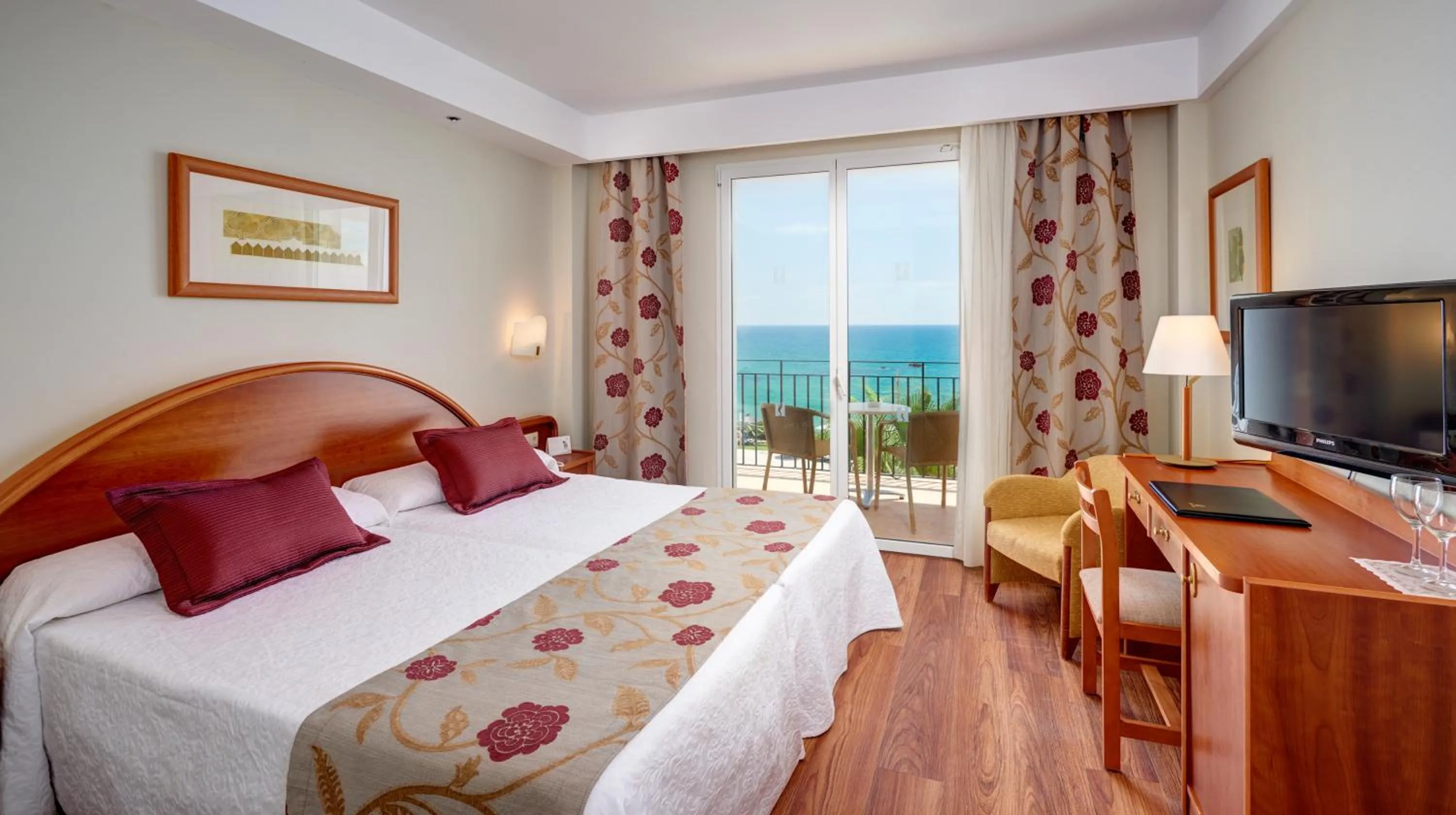 Photo of the whole room, Bed in Hipotels Flamenco Conil