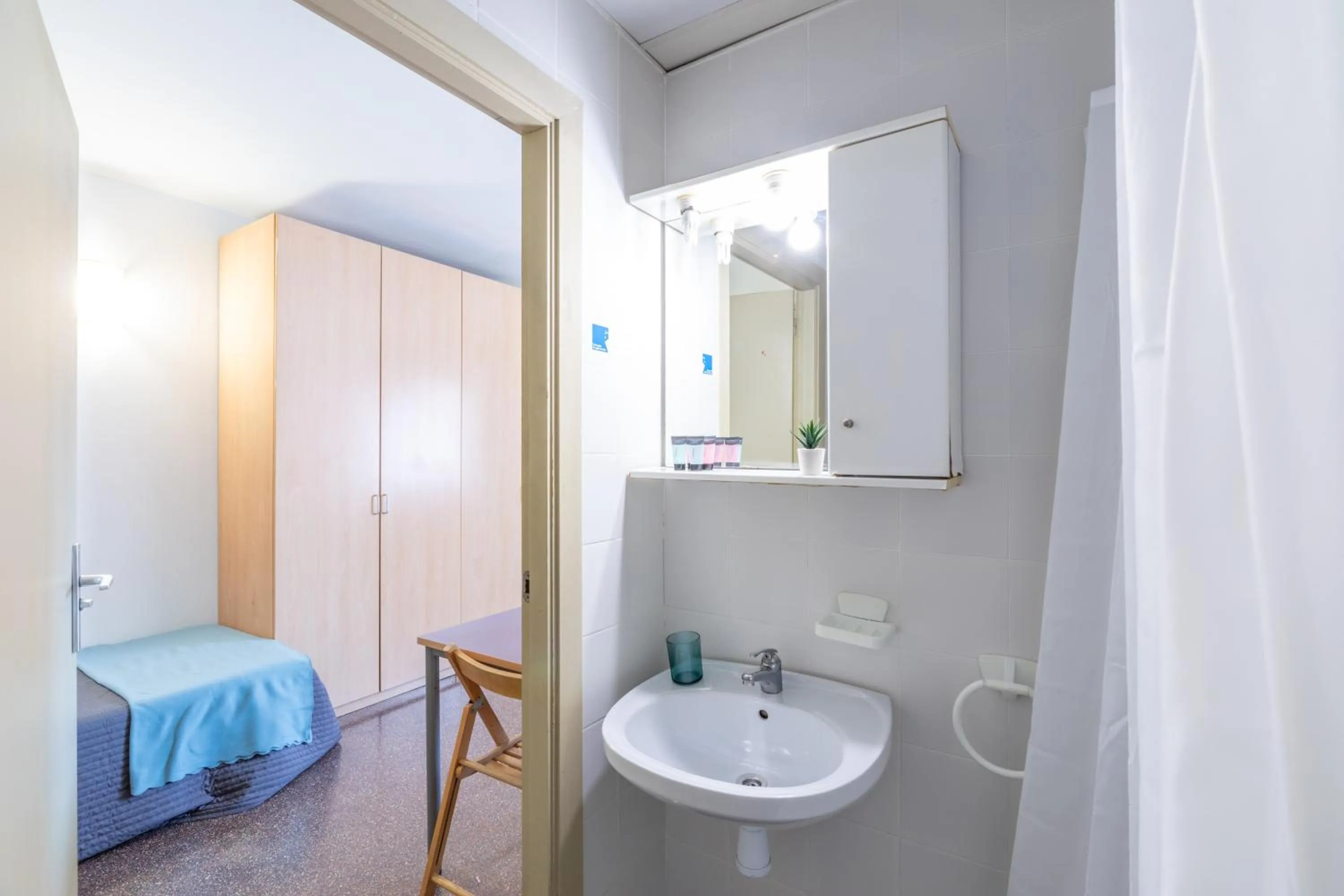 Classic Twin Room in Residencia Universitaria Resa La Ciutadella