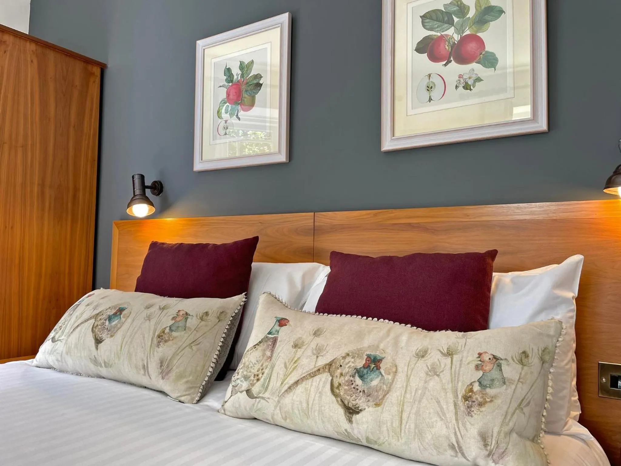 Bedroom, Bed in The Jug And Bottle