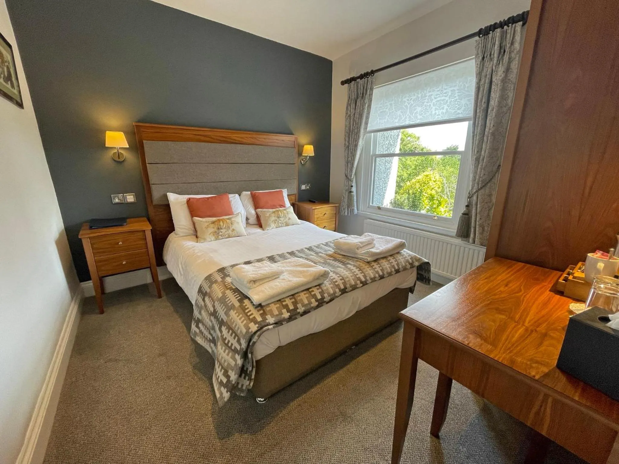 Bedroom, Bed in The Jug And Bottle