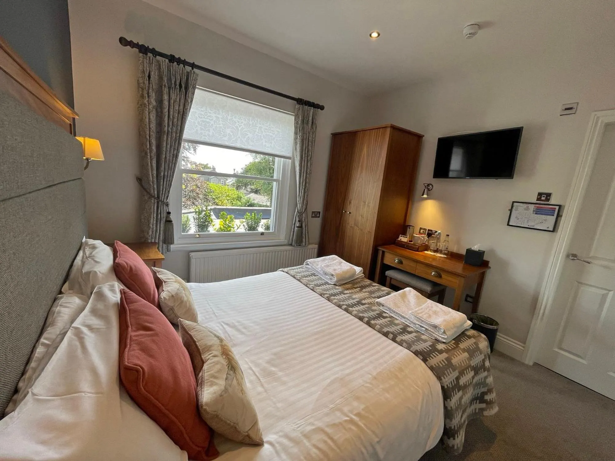 Bedroom, Bed in The Jug And Bottle