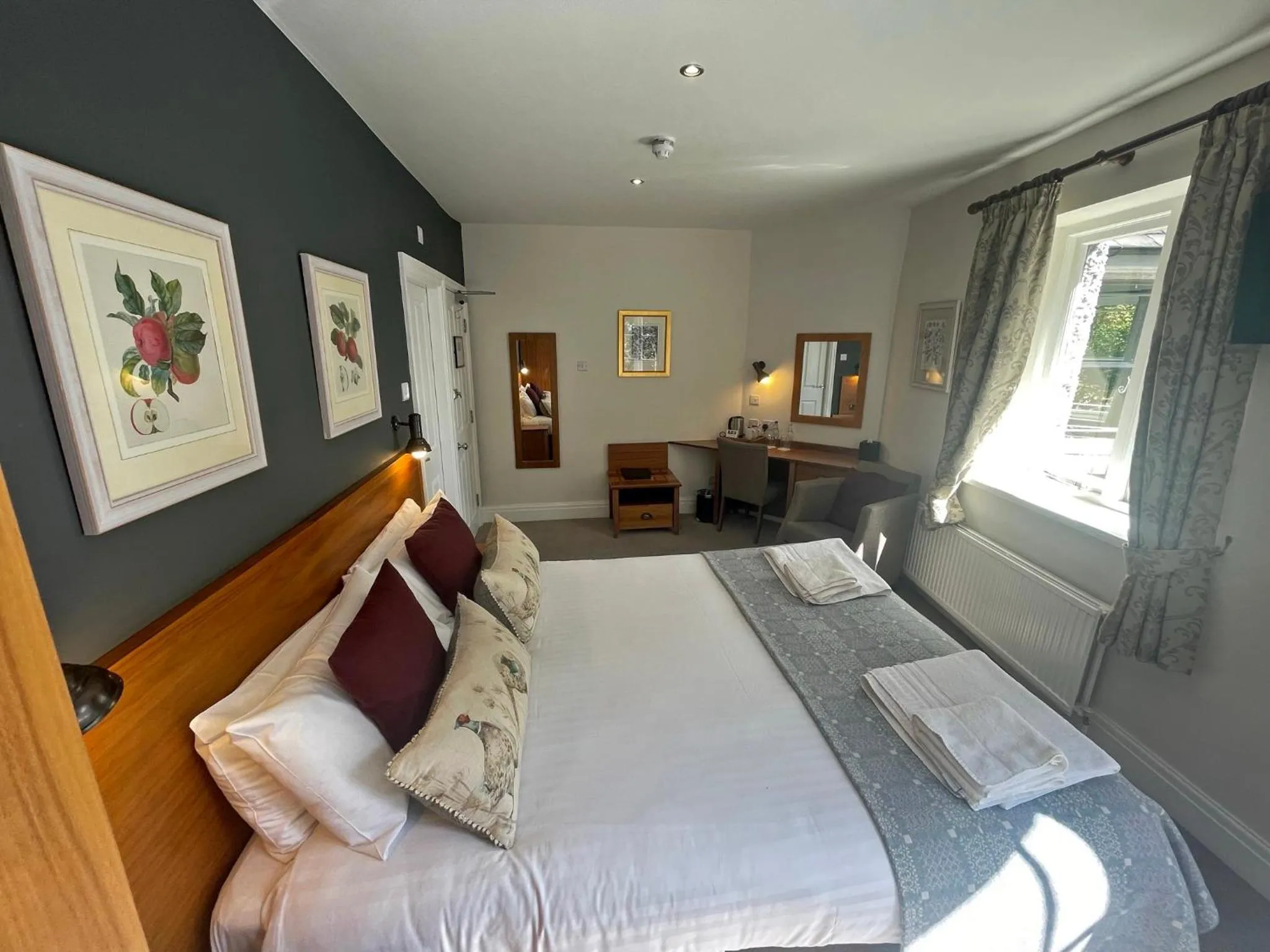 Bedroom, Bed in The Jug And Bottle