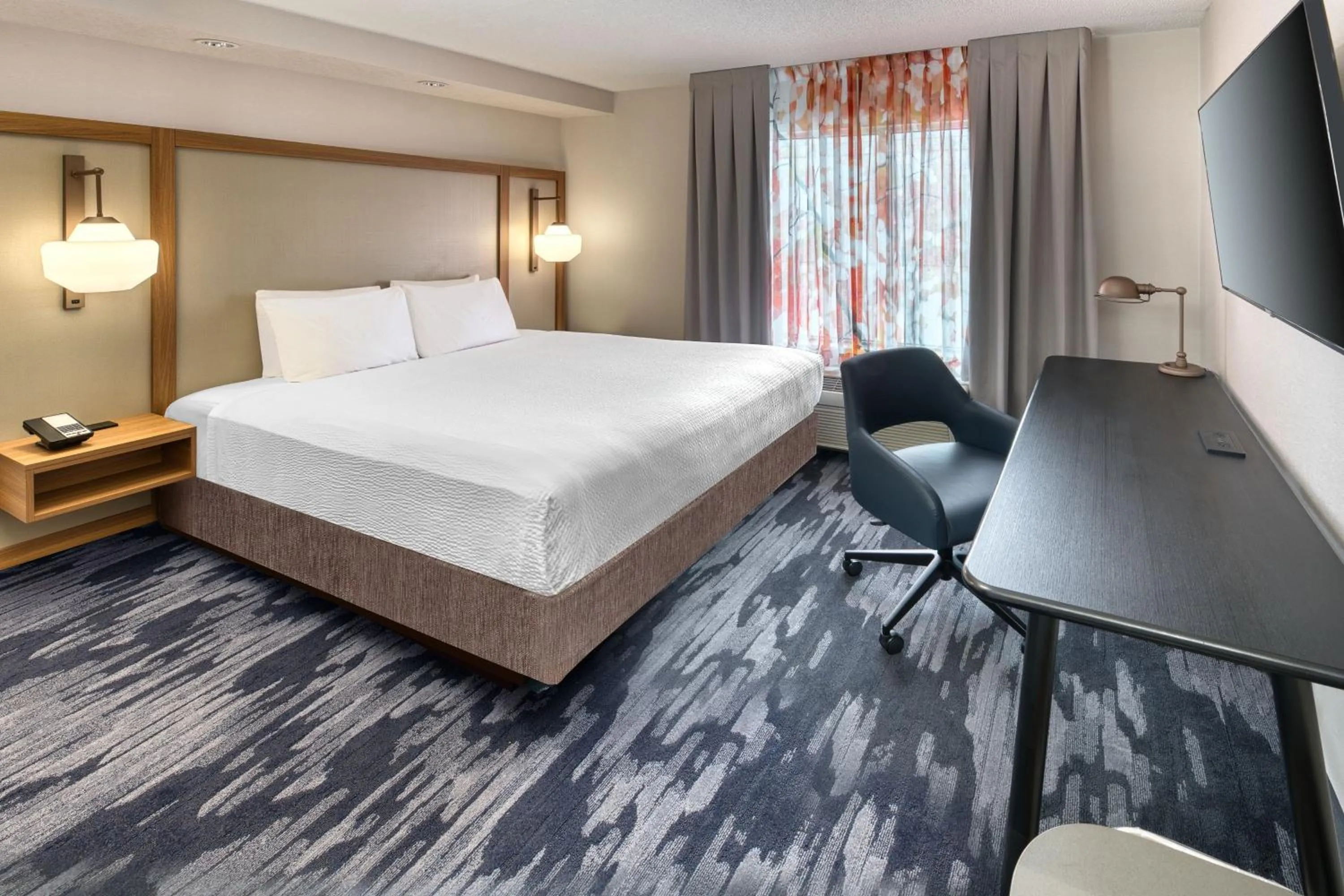 Photo of the whole room, Bed in Fairfield Inn & Suites by Marriott Toronto Brampton