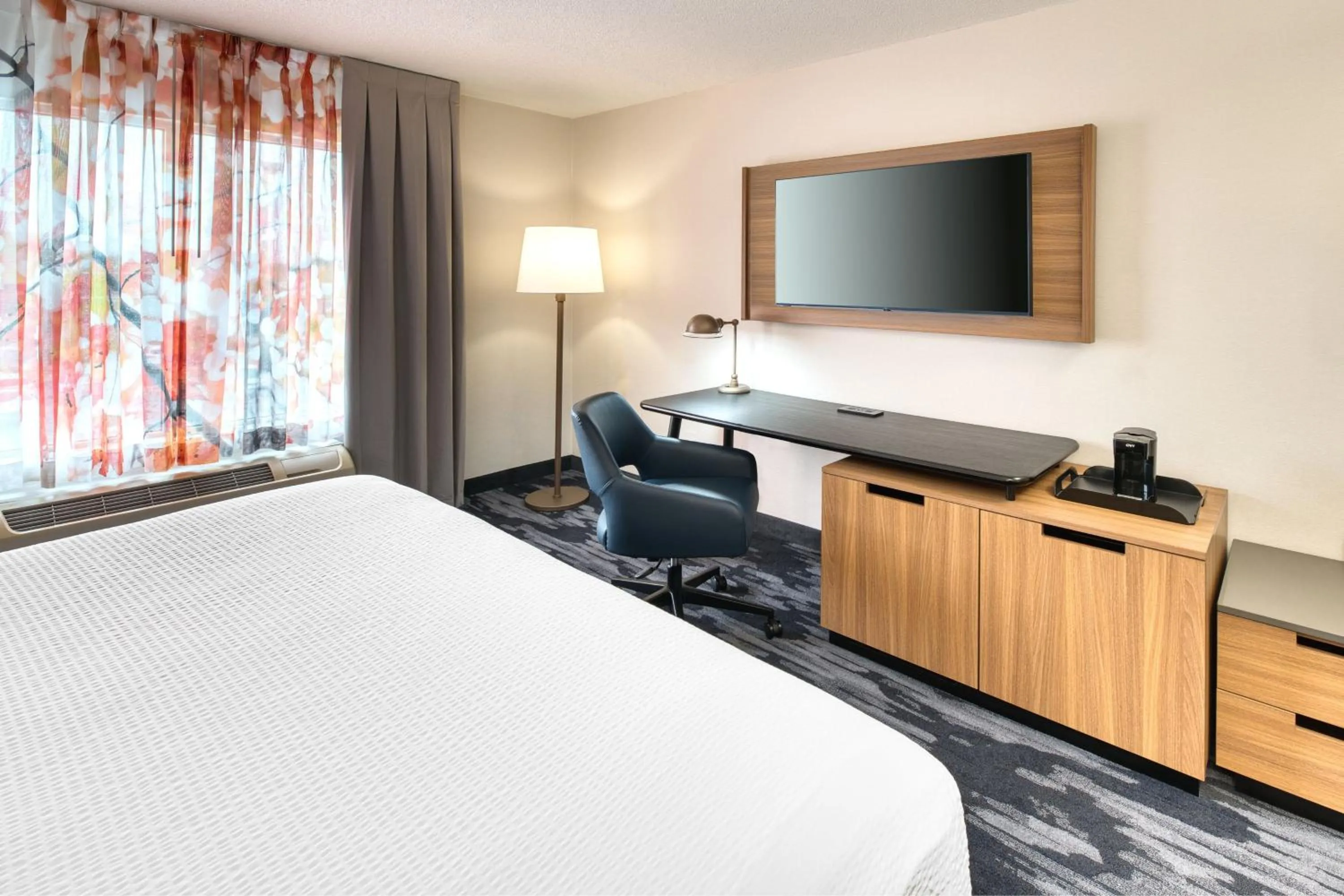 Photo of the whole room, Bed in Fairfield Inn & Suites by Marriott Toronto Brampton