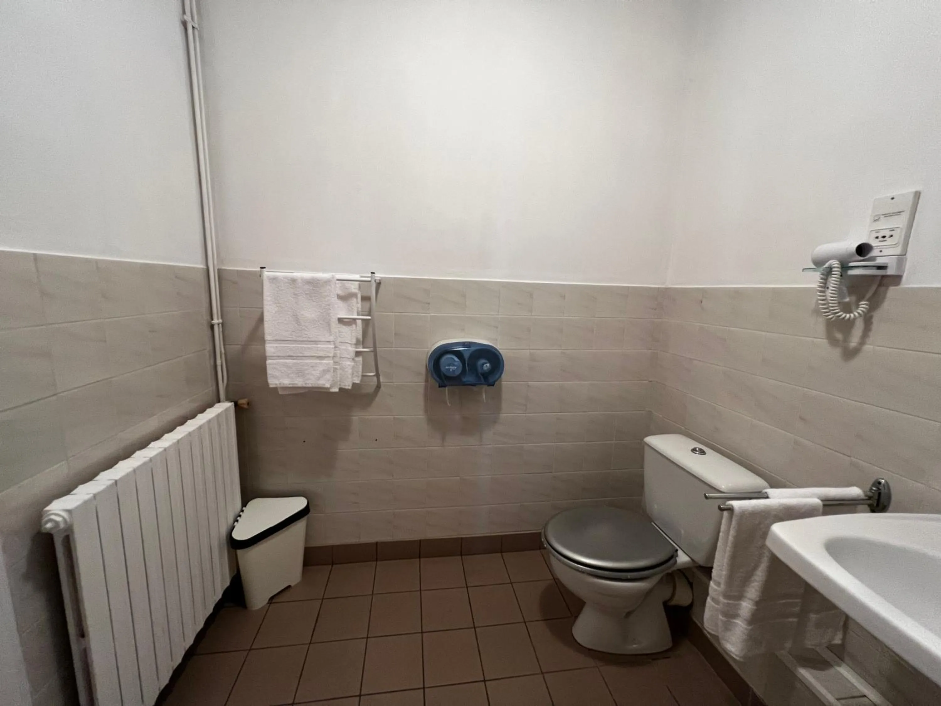 Toilet in Contact Hotel Les Montois