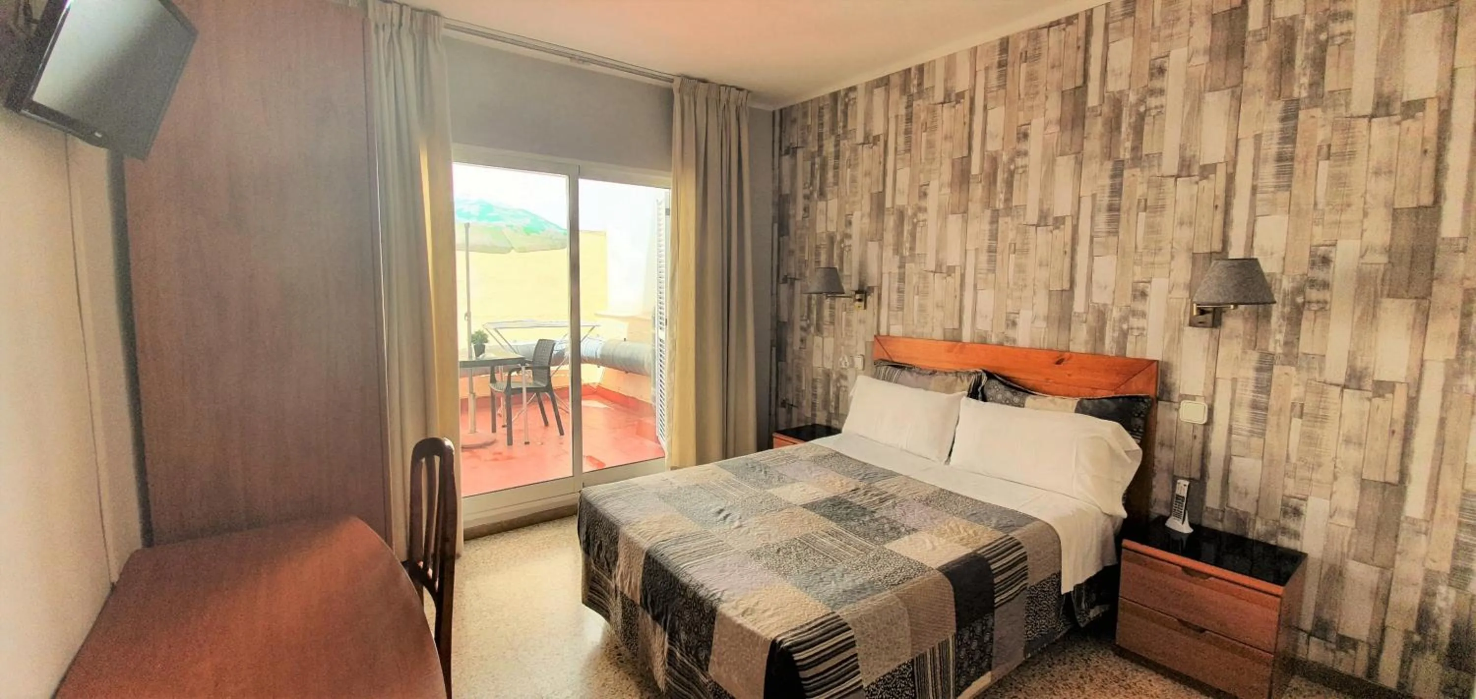 Photo of the whole room, Bed in Marinada Cambrils