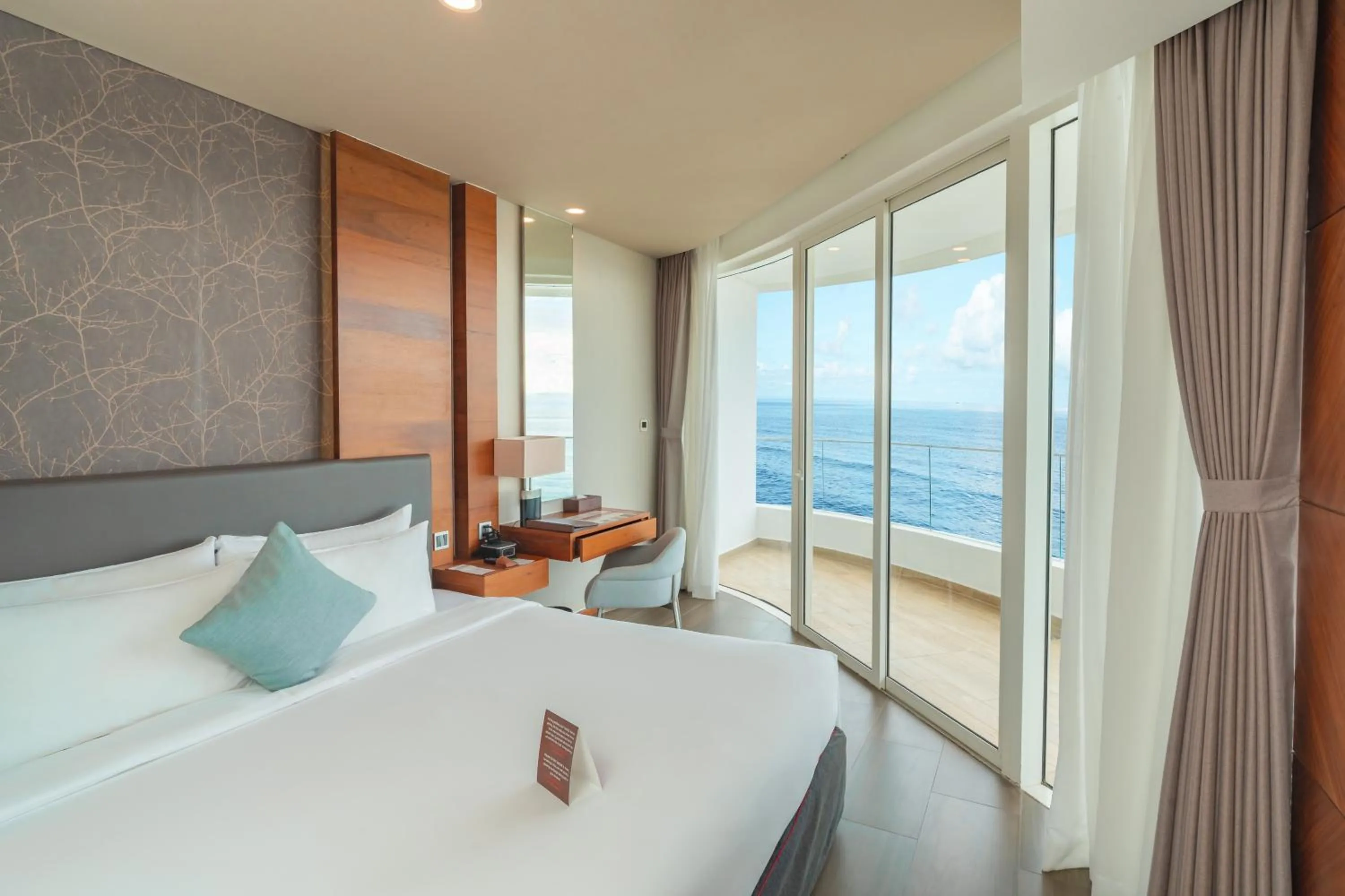 Bed in Seashells Phu Quoc Hotel & Spa