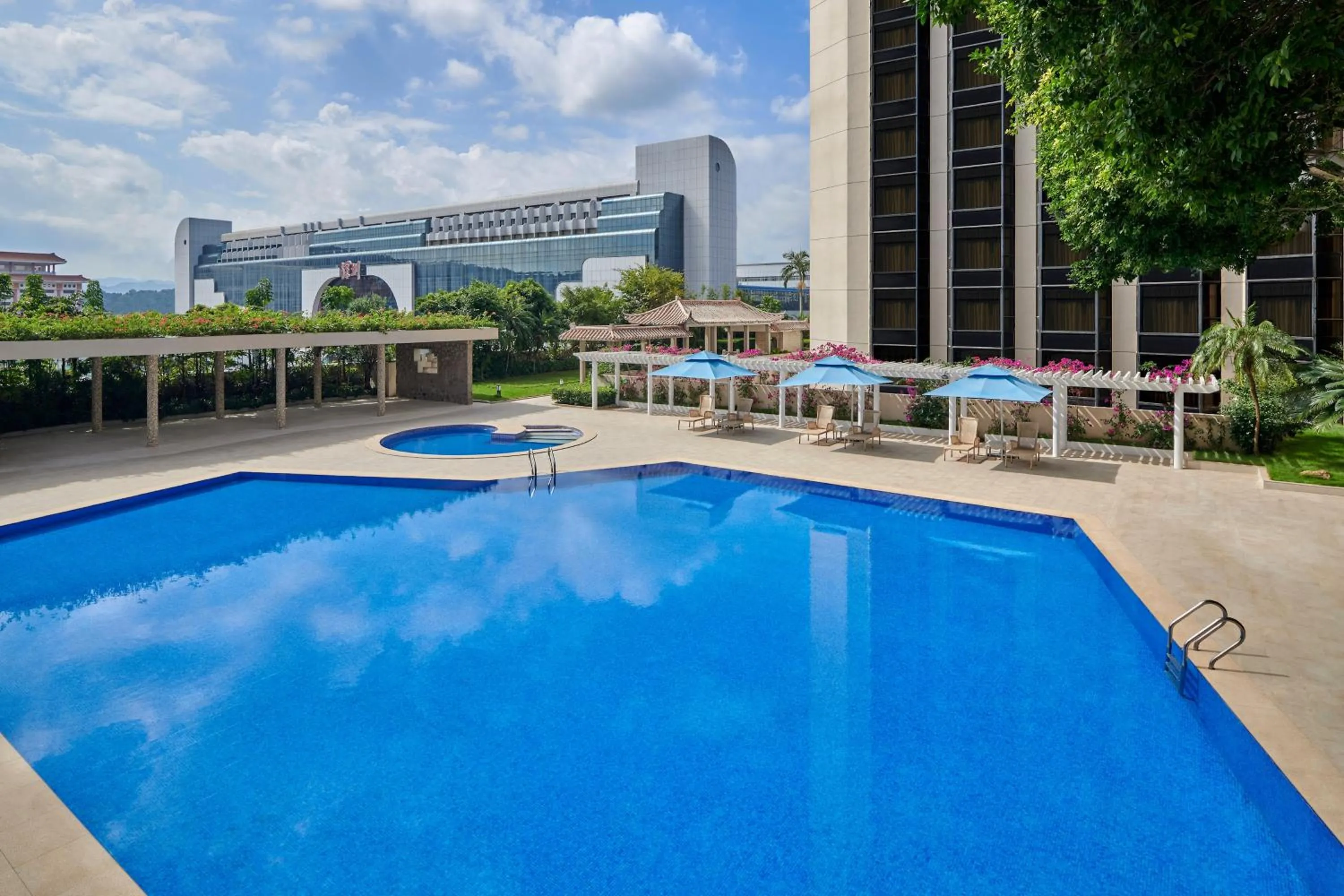 Swimming pool in Shangri-La Shenzhen - Nearby Luohu Border, Outdoor Swimming Pool