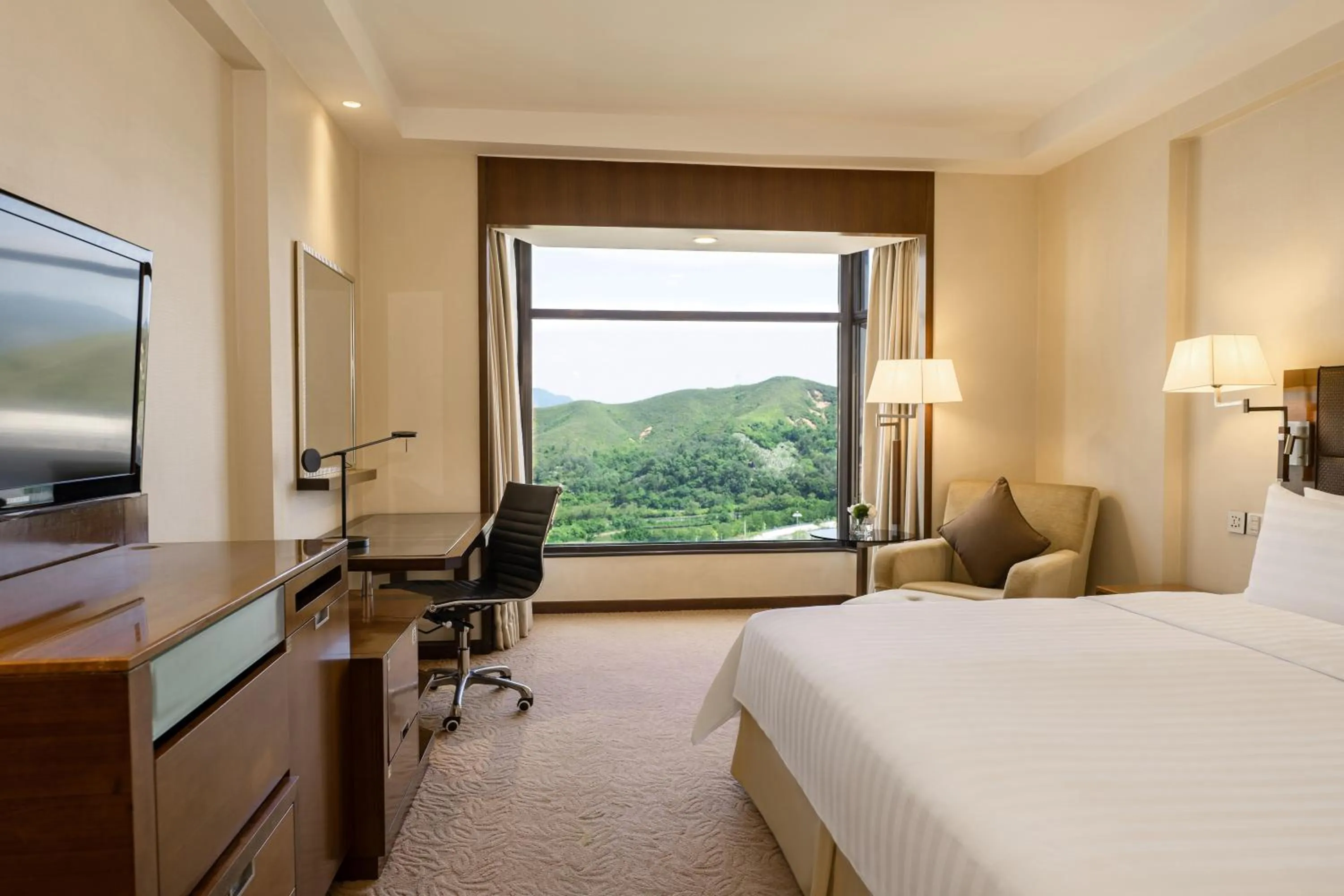 Bed in Shangri-La Shenzhen - Nearby Luohu Border, Outdoor Swimming Pool