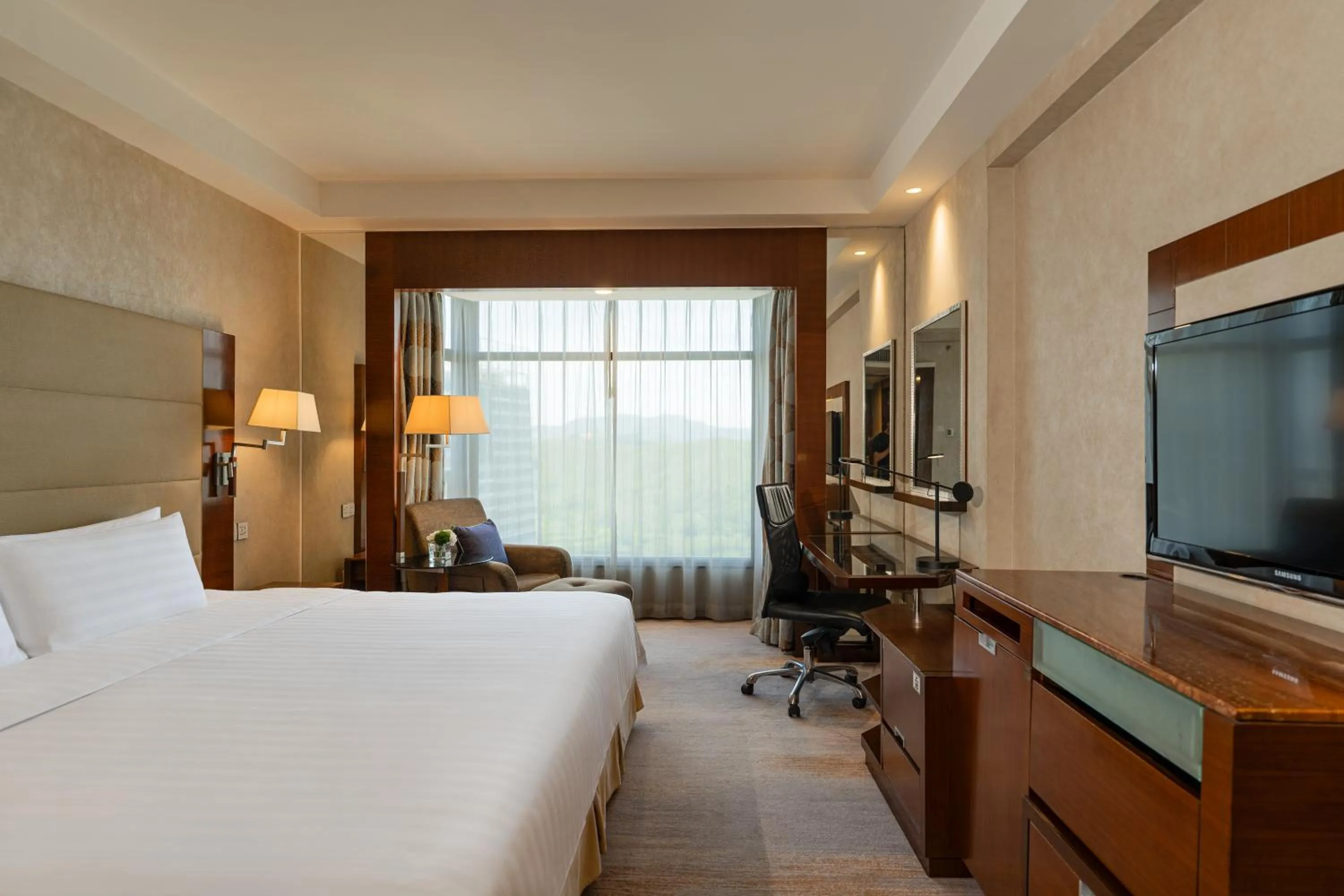 Photo of the whole room, Bed in Shangri-La Shenzhen - Nearby Luohu Border, Outdoor Swimming Pool