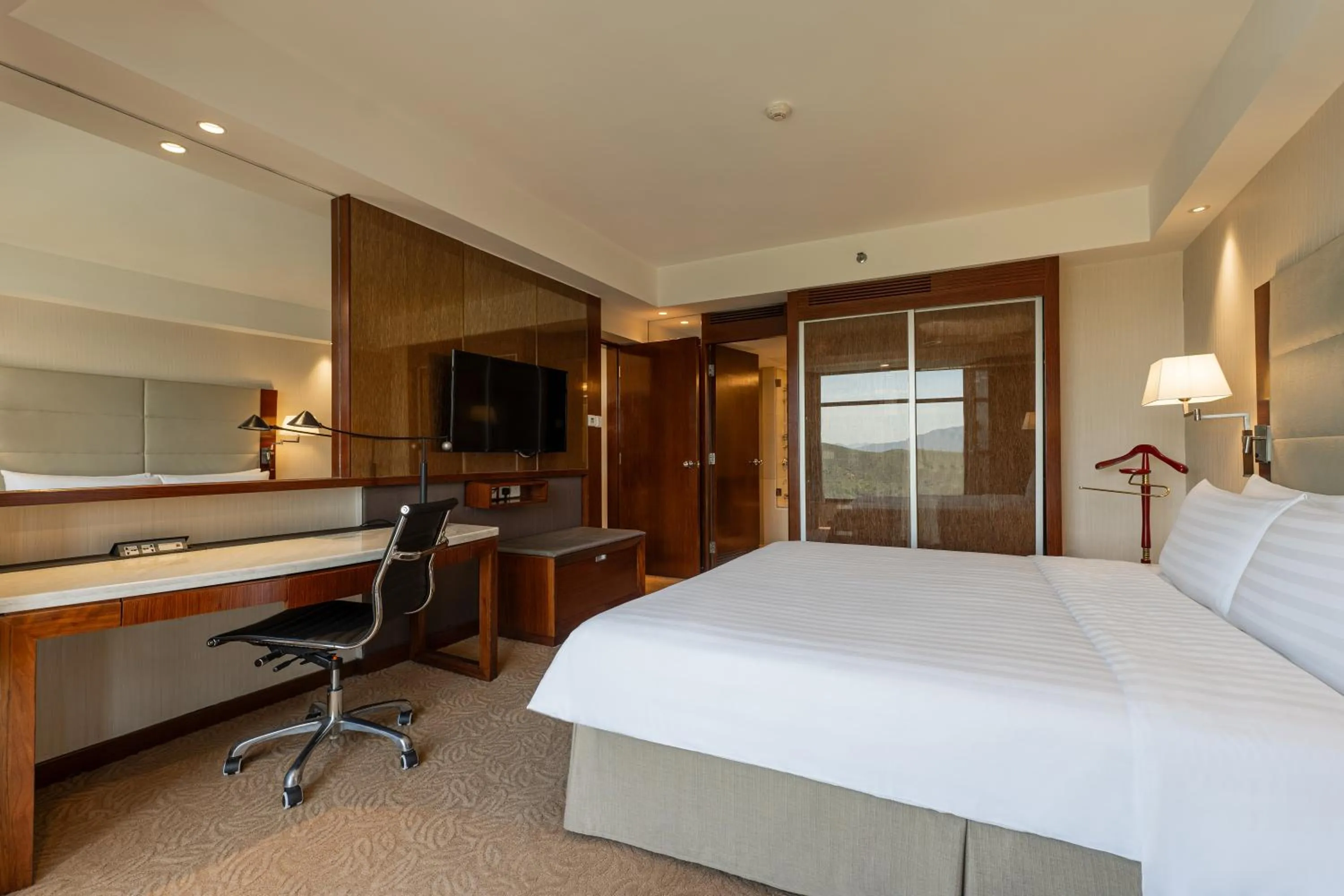 Bed in Shangri-La Shenzhen - Nearby Luohu Border, Outdoor Swimming Pool