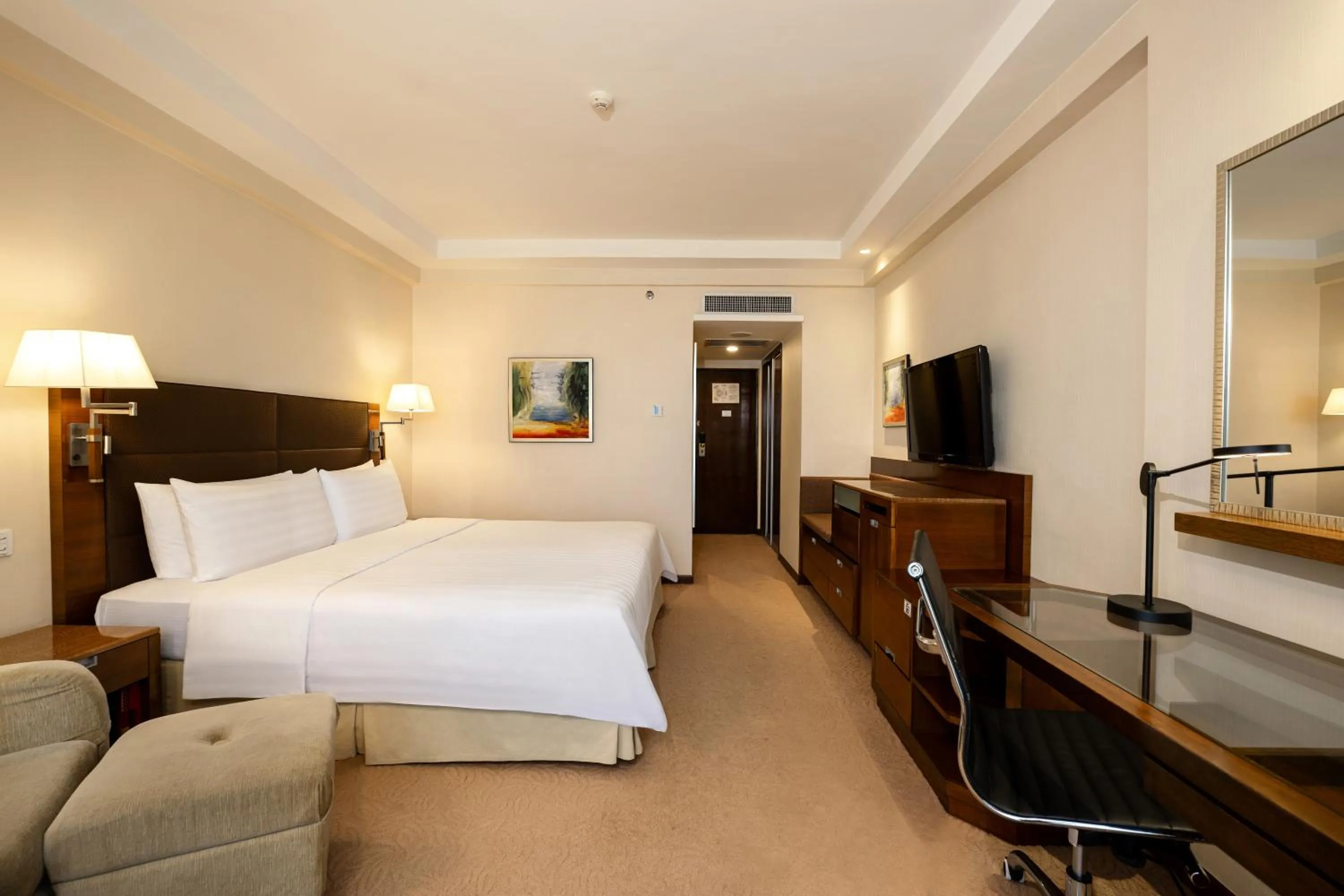 Photo of the whole room, Bed in Shangri-La Shenzhen - Nearby Luohu Border, Outdoor Swimming Pool