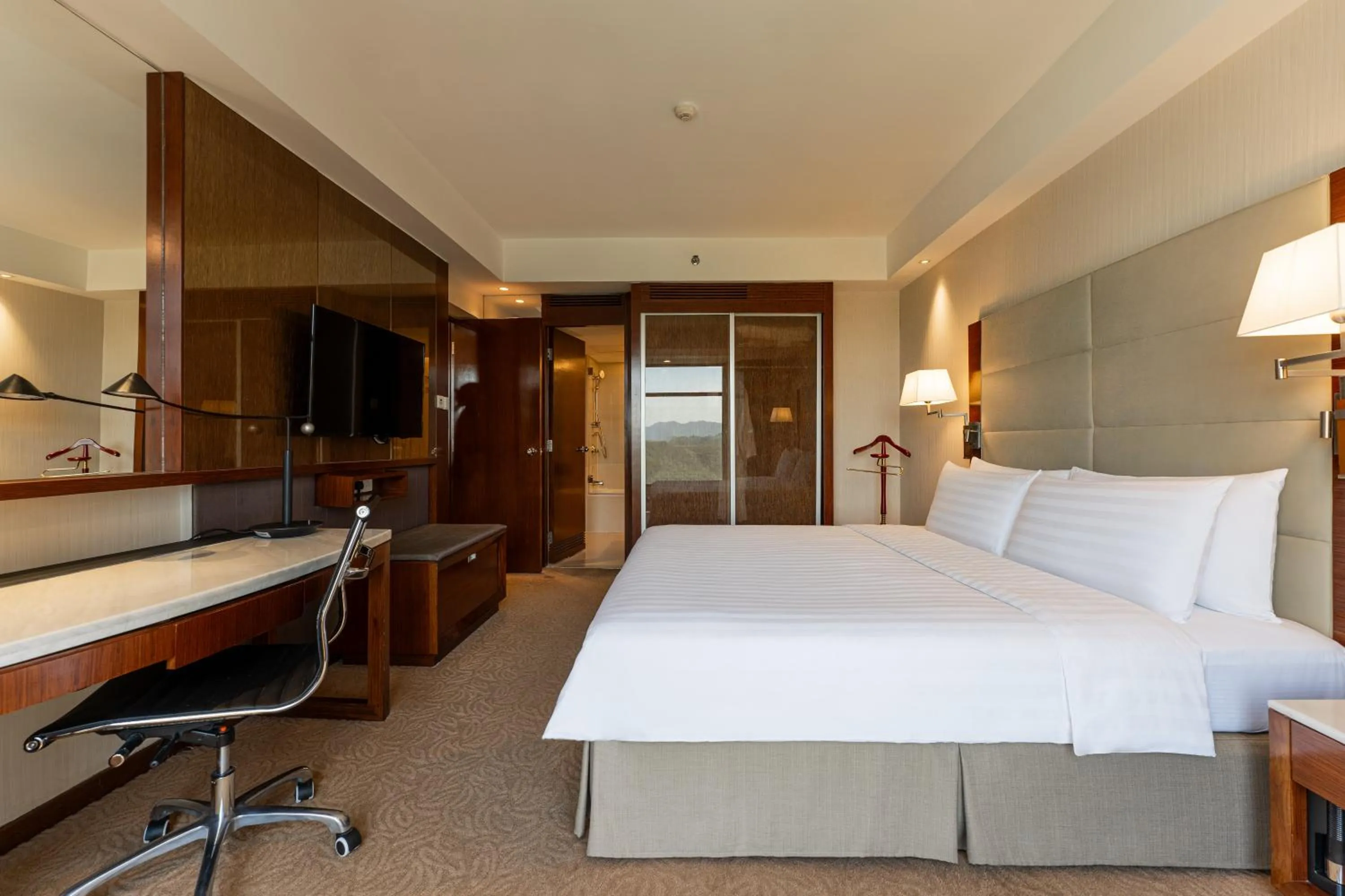 Bed in Shangri-La Shenzhen - Nearby Luohu Border, Outdoor Swimming Pool