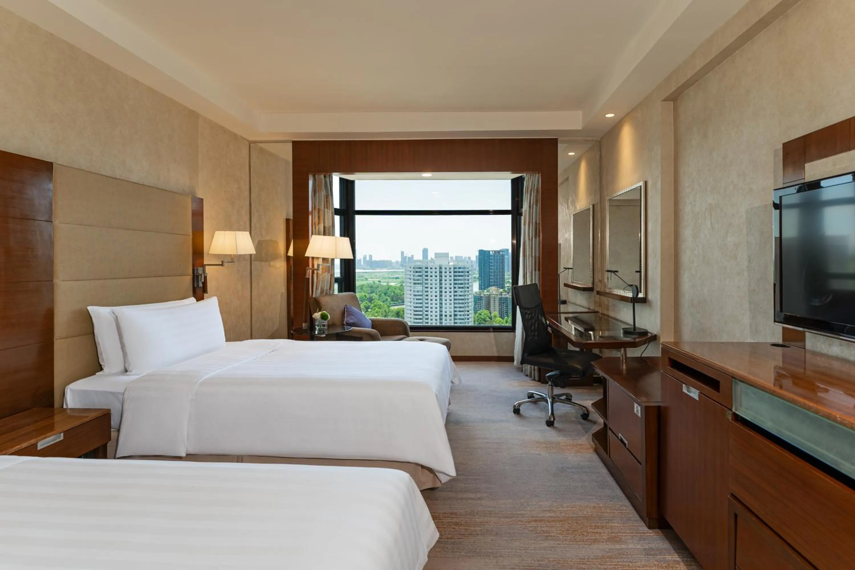 Bed in Shangri-La Shenzhen - Nearby Luohu Border, Outdoor Swimming Pool