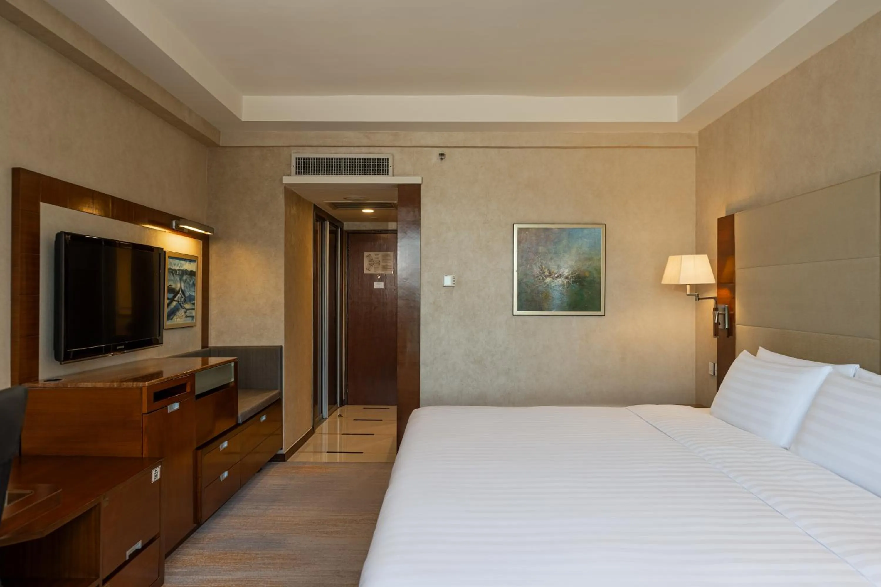 Bedroom, Bed in Shangri-La Shenzhen - Nearby Luohu Border, Outdoor Swimming Pool