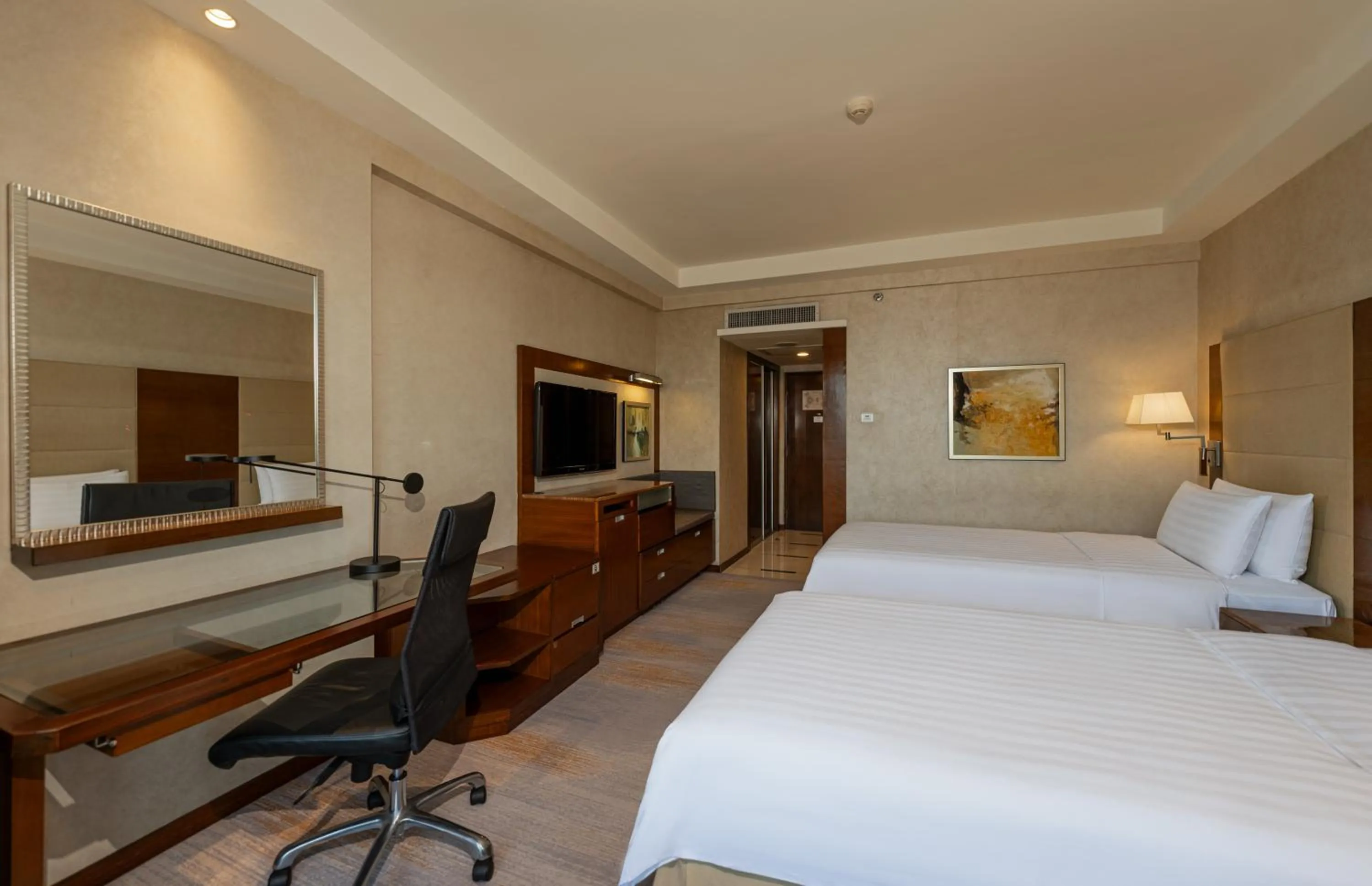 Bed in Shangri-La Shenzhen - Nearby Luohu Border, Outdoor Swimming Pool