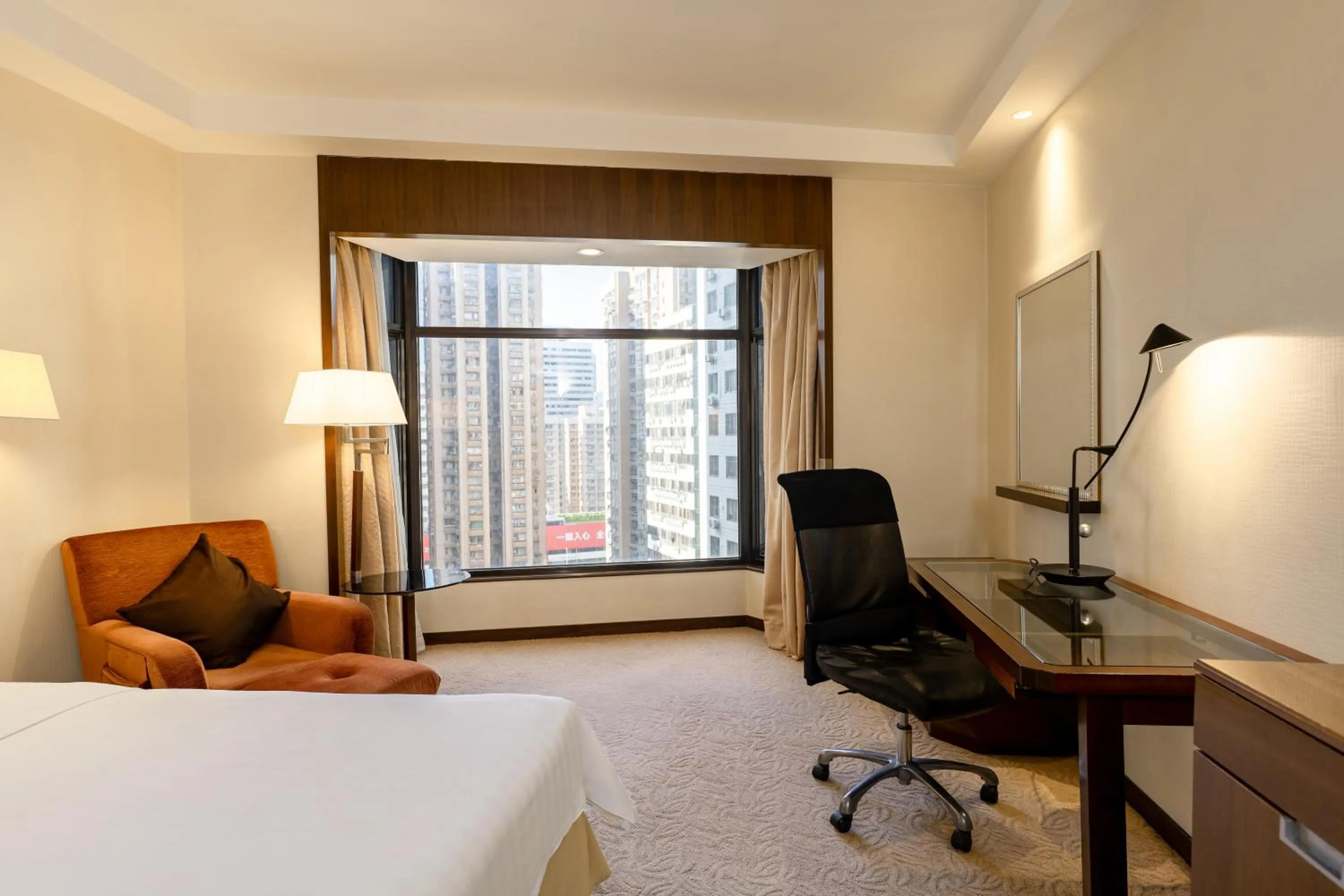 Bed in Shangri-La Shenzhen - Nearby Luohu Border, Outdoor Swimming Pool