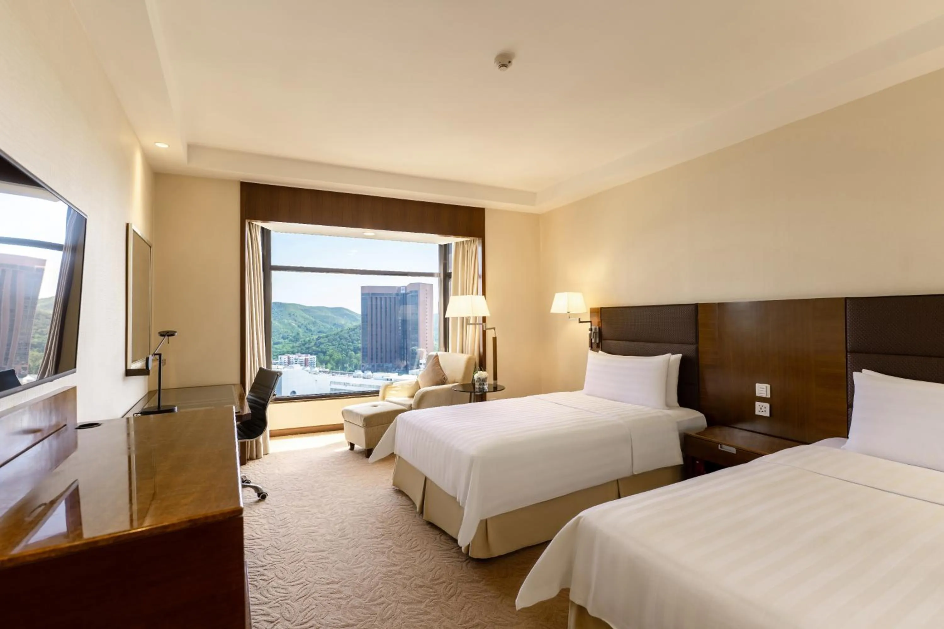 Bed in Shangri-La Shenzhen - Nearby Luohu Border, Outdoor Swimming Pool