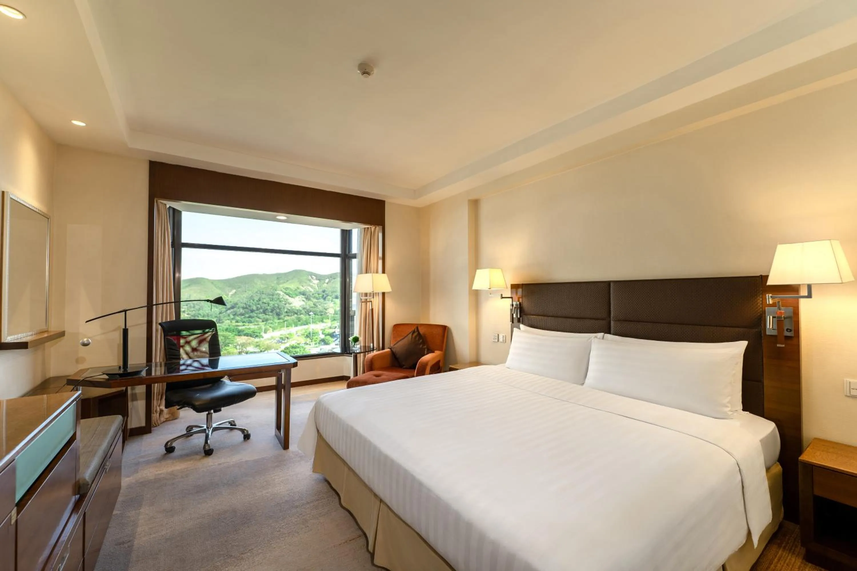 Bed in Shangri-La Shenzhen - Nearby Luohu Border, Outdoor Swimming Pool