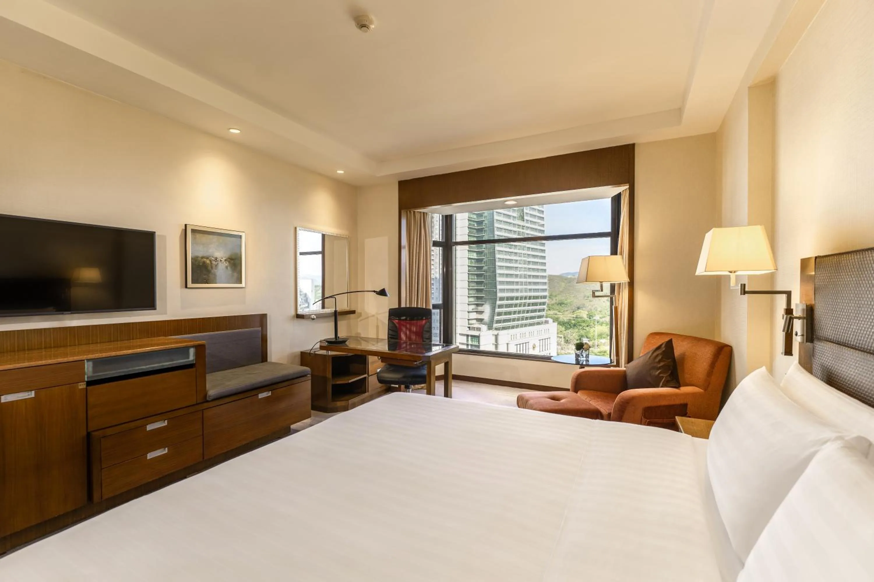 Bed in Shangri-La Shenzhen - Nearby Luohu Border, Outdoor Swimming Pool