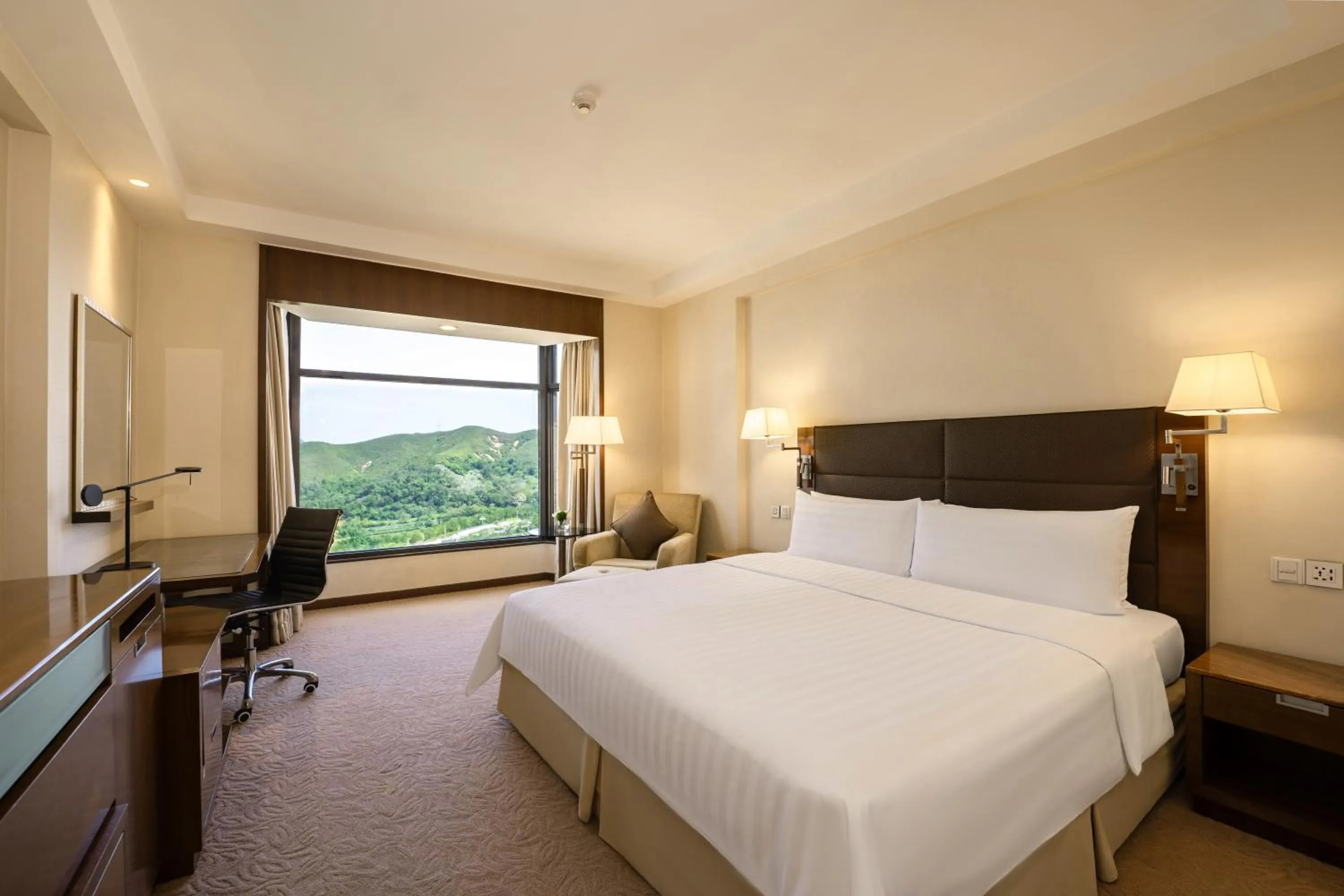 Bed in Shangri-La Shenzhen - Nearby Luohu Border, Outdoor Swimming Pool