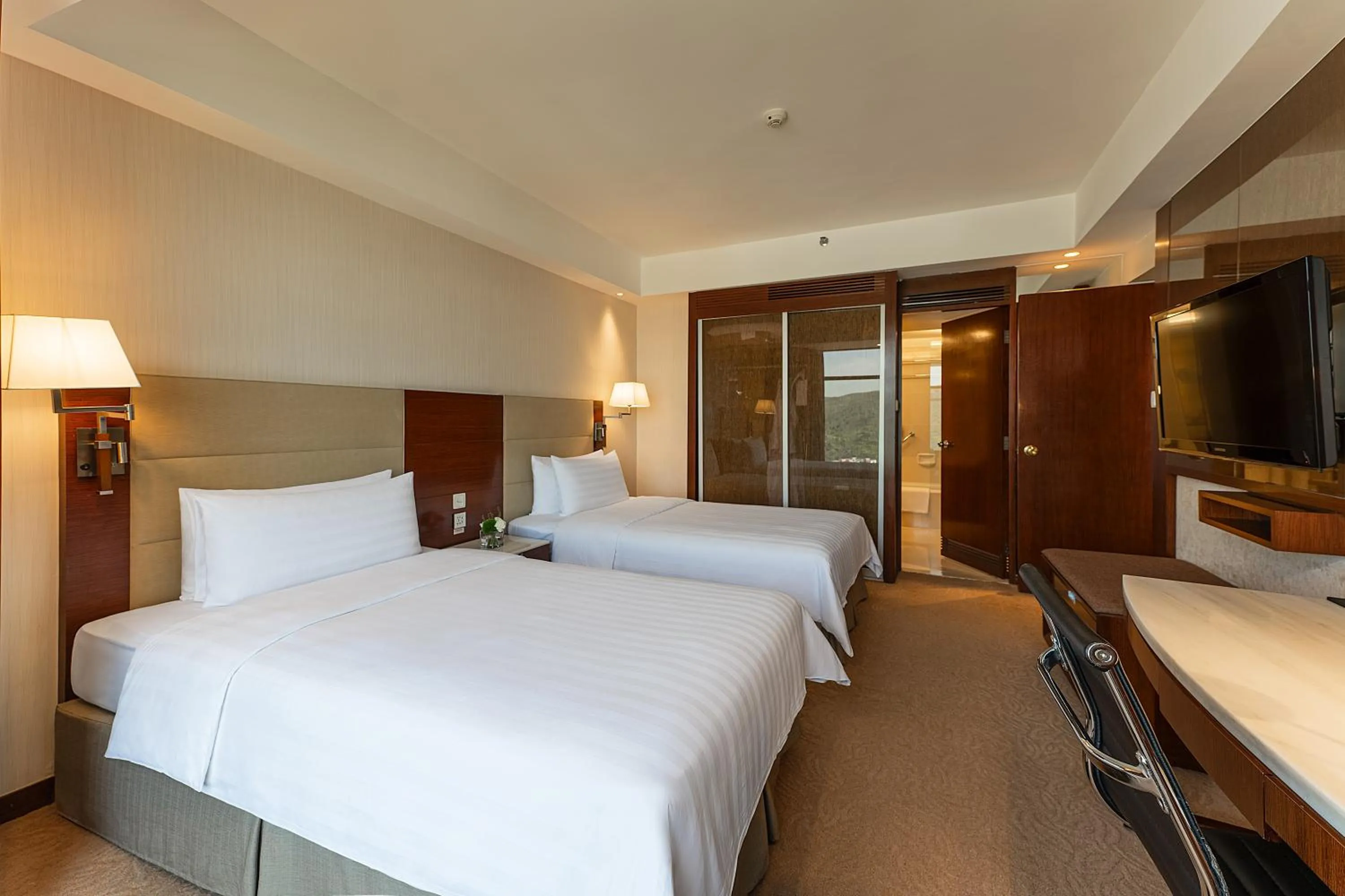 Bed in Shangri-La Shenzhen - Nearby Luohu Border, Outdoor Swimming Pool