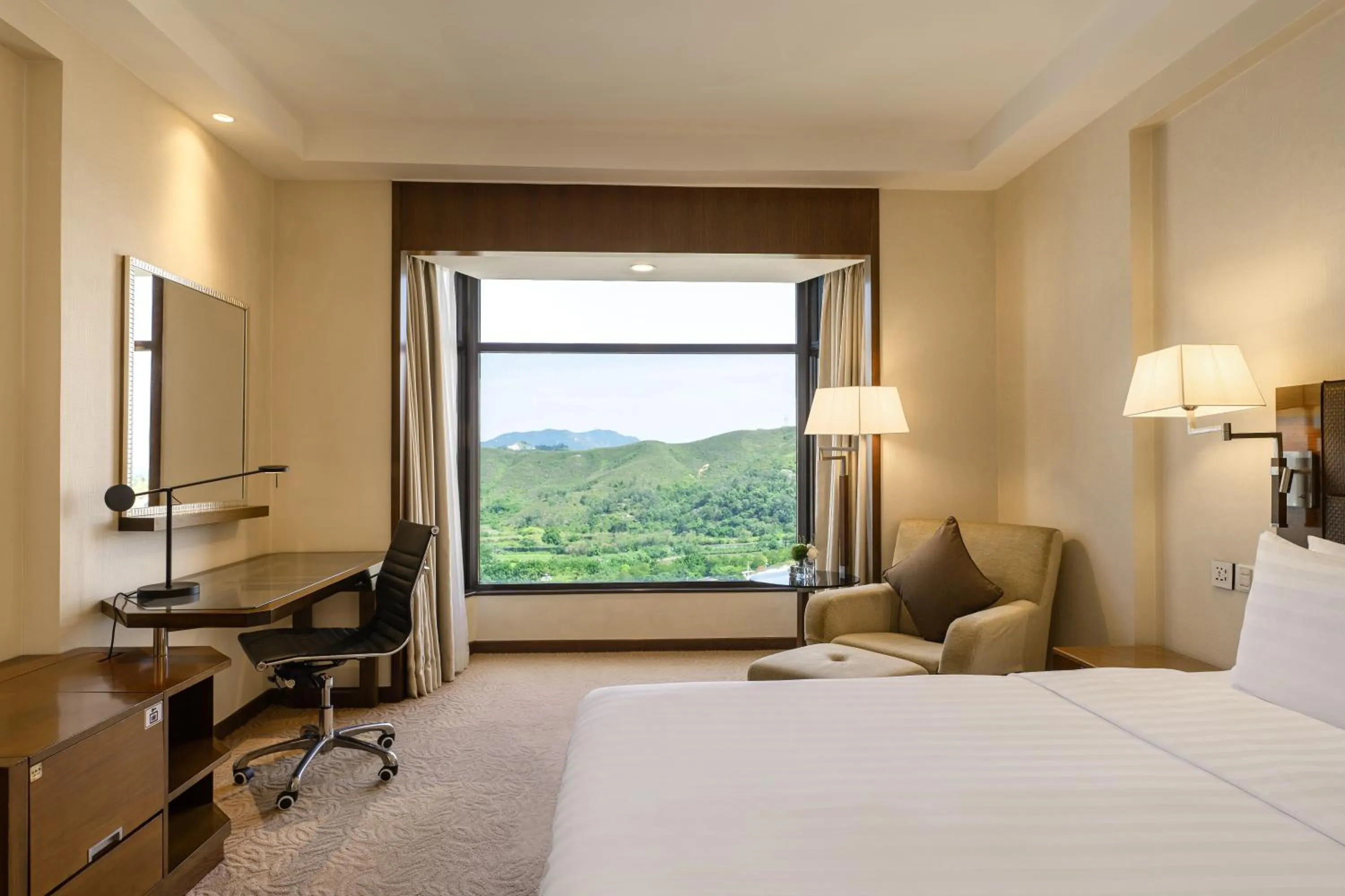 Bed in Shangri-La Shenzhen - Nearby Luohu Border, Outdoor Swimming Pool