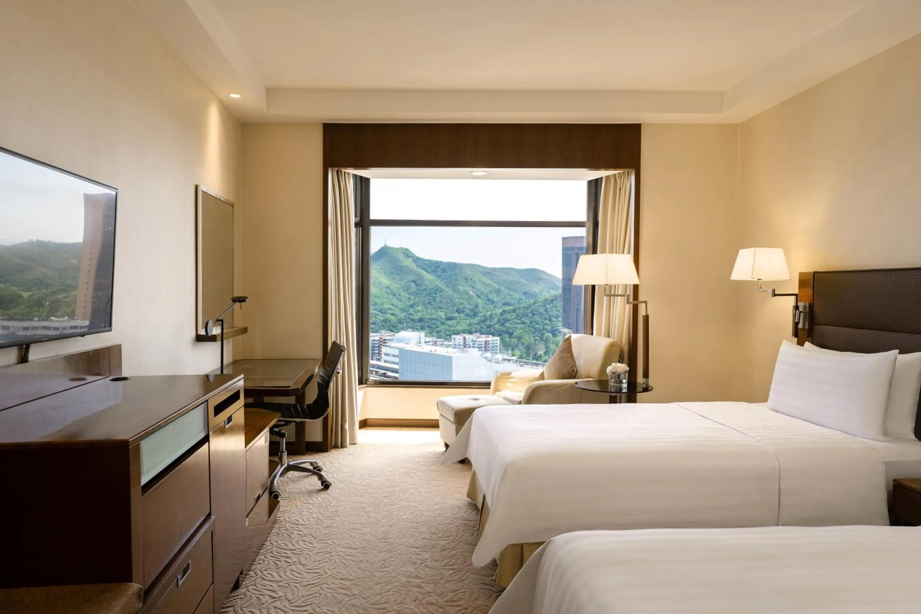 Bed in Shangri-La Shenzhen - Nearby Luohu Border, Outdoor Swimming Pool