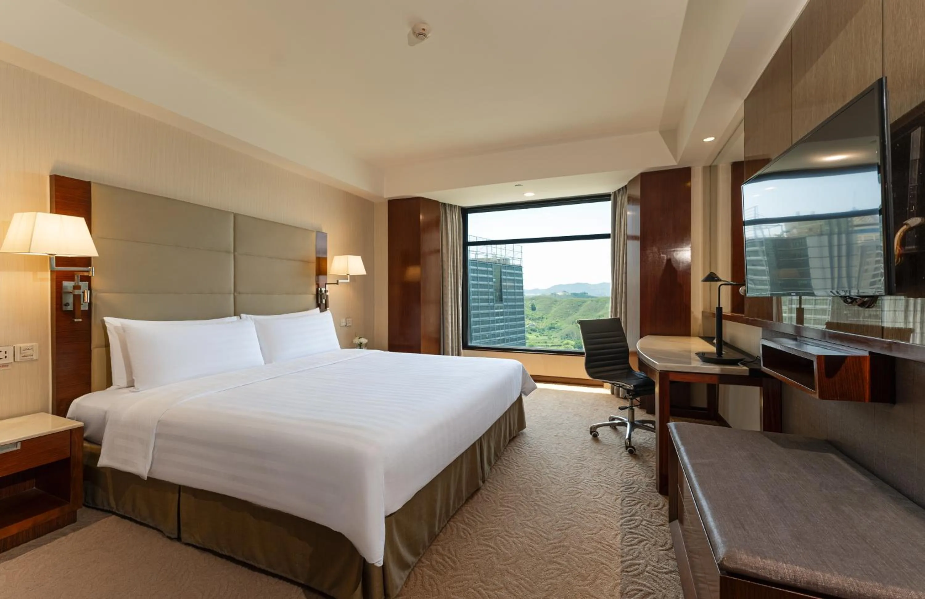 Bed in Shangri-La Shenzhen - Nearby Luohu Border, Outdoor Swimming Pool