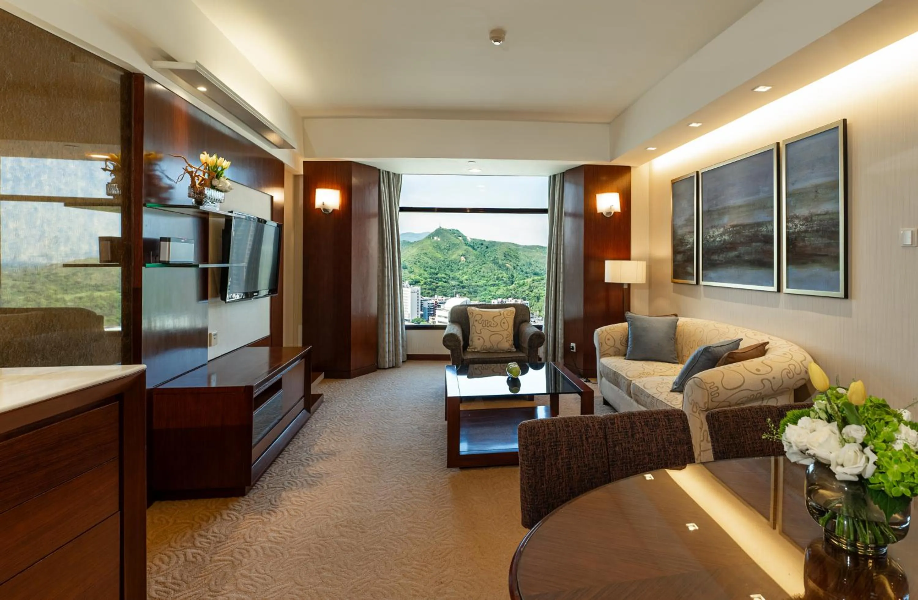 Living room in Shangri-La Shenzhen - Nearby Luohu Border, Outdoor Swimming Pool